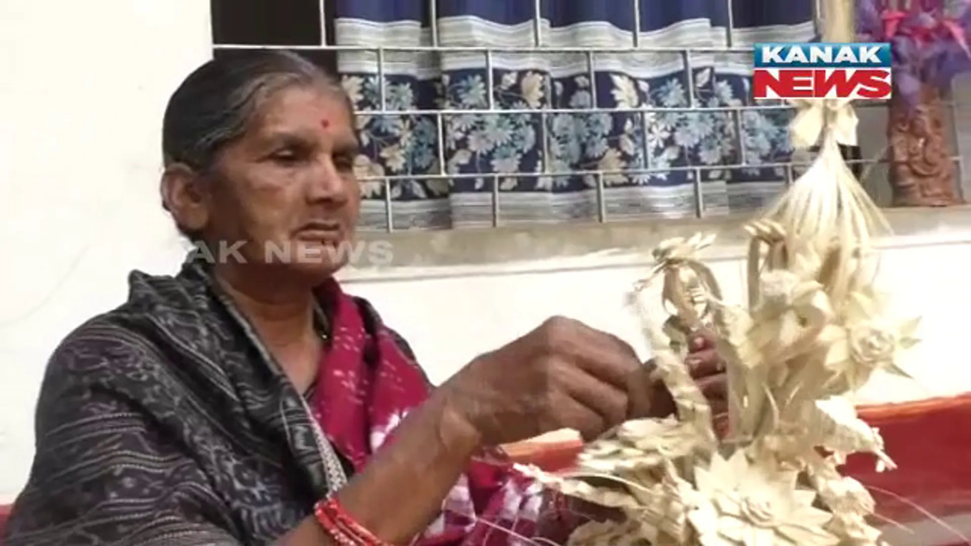 ଖଜୁରୀ ପତ୍ରରେ ସୁନ୍ଦର ସୁନ୍ଦର କଳାକୃତୀ। ଘରସଜା ଜିନିଷ ତିଆରି କରୁଛନ୍ତି କୁଚିଣ୍ଡା ଡିମିରିମୁଣ୍ଡାର ୭୩ ବର୍ଷୀୟ ମହିଳା।