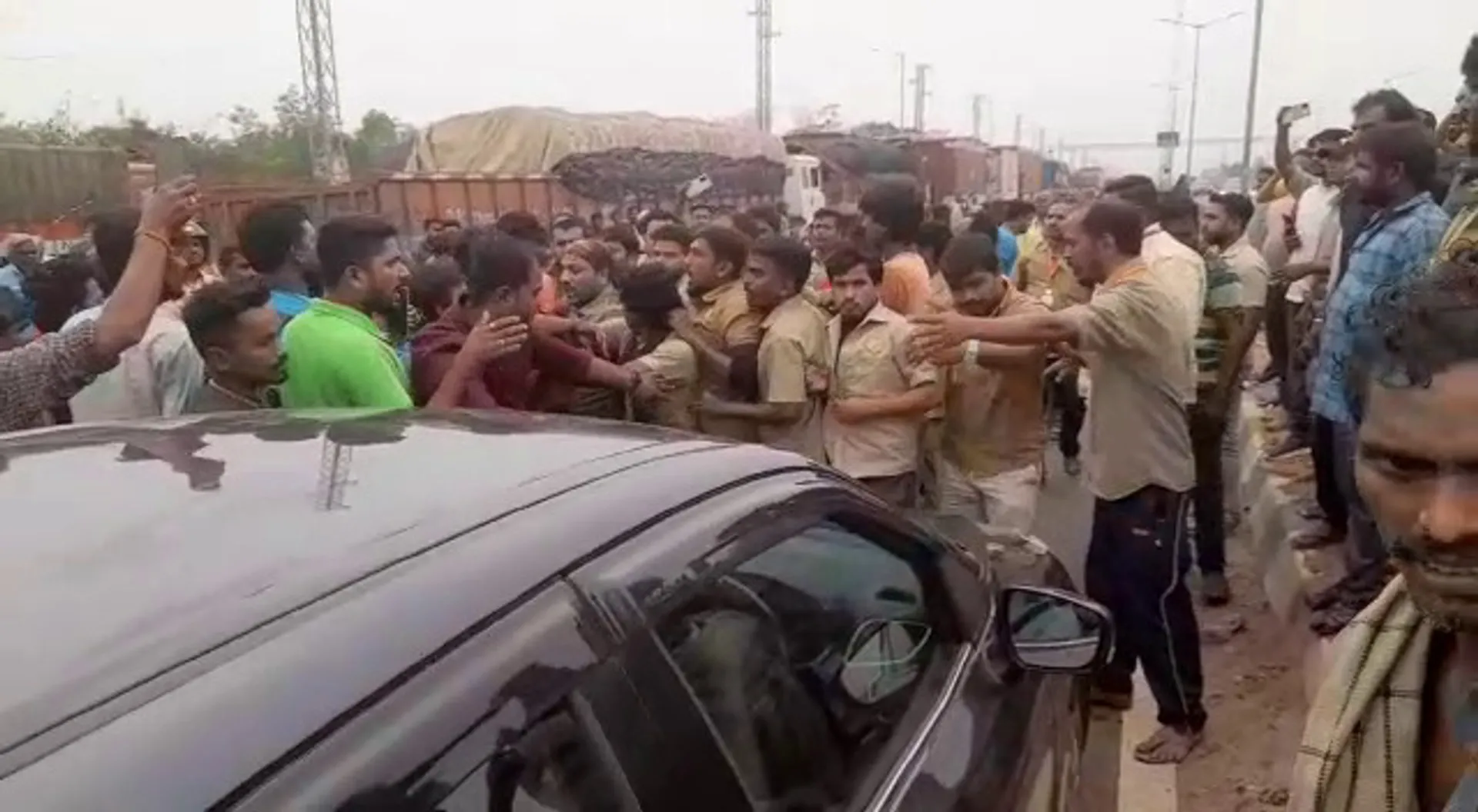 ତମାଣ୍ଡୋରେ ରାସ୍ତା ଖାଲି କଲା ପୋଲିସ। ଡ୍ରାଇଭର ସଂଘ ଓ ବାହାର ରାଜ୍ୟର ଡ୍ରାଇଭର ହୋଇଥିଲେ ମୁହାଁମୁହିଁ।