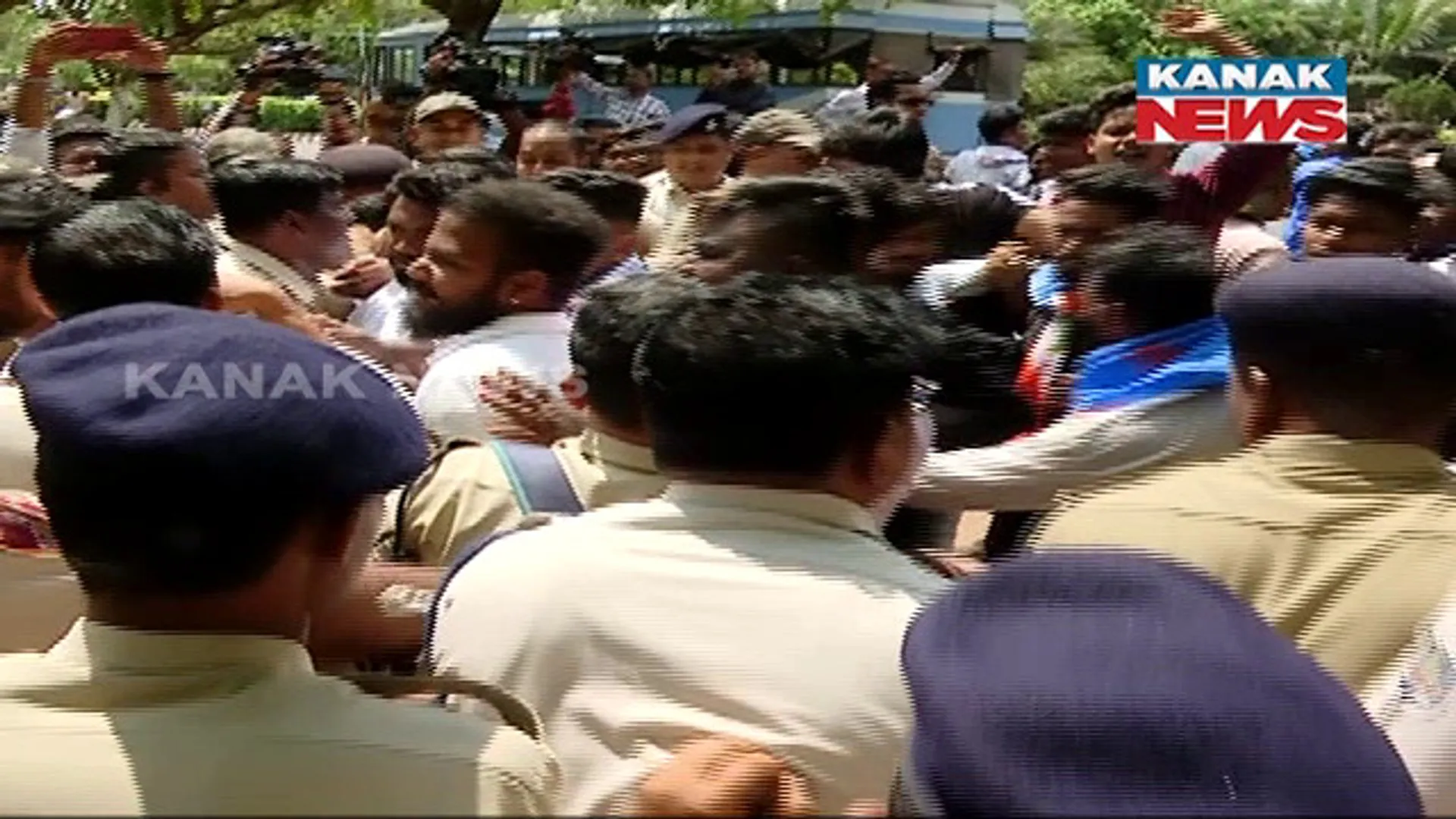 ବିଧାନସଭା ଘେରାଉ ବେଳେ ପୋଲିସ- ଛାତ୍ର କଂଗ୍ରେସ କର୍ମୀ ଧସ୍ତାଧସ୍ତି। କର୍ମୀଙ୍କୁ ଉଠାଇ ନେଲା ପୋଲିସ ।