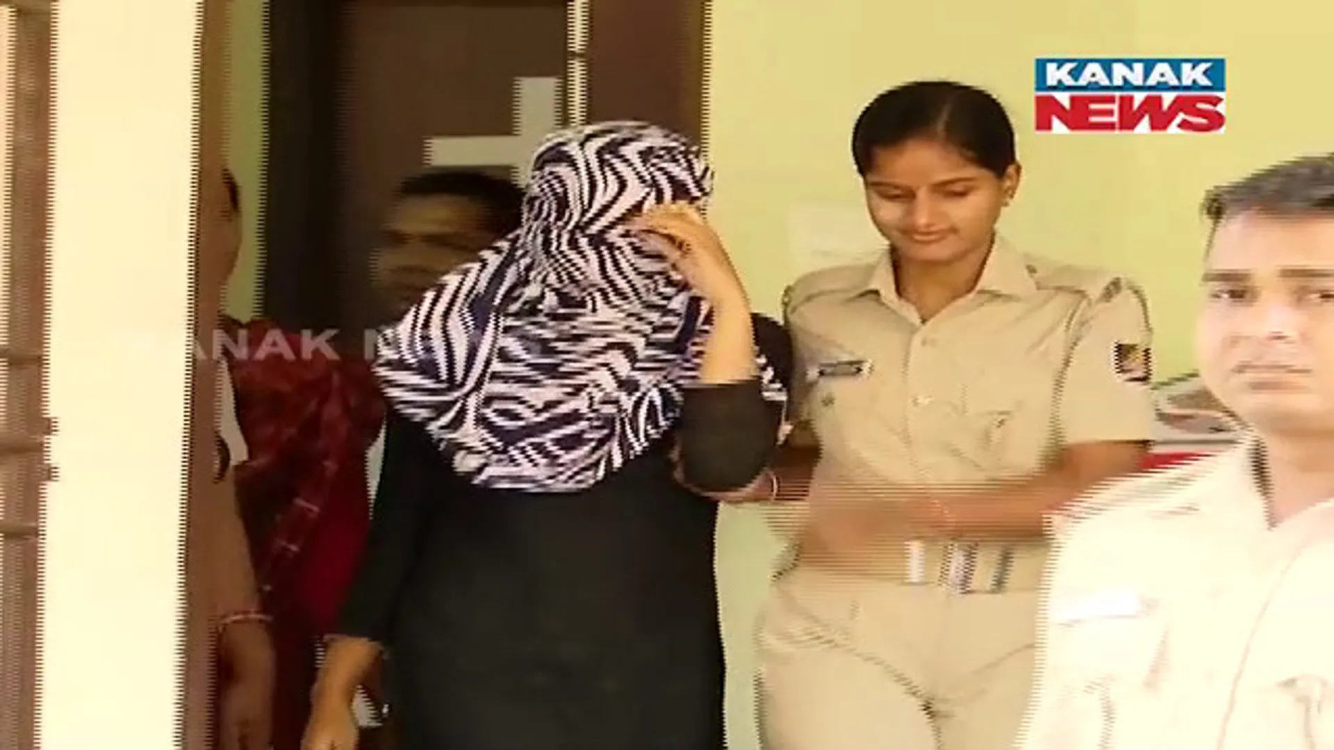 ଧରାପଡିଲା ଏସକର୍ଟ ସର୍ଭିସ ଠକ ଗ୍ୟାଙ୍ଗର ଲେଡି କିଙ୍ଗପିନ୍। ଭୁବନେଶ୍ୱର ନୟାପଲ୍ଲୀ ଅଞ୍ଚଳରୁ ବାନ୍ଧିଲା ସାଇବର ଥାନା ପୋଲିସ।