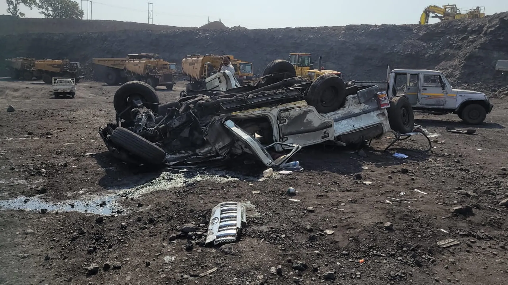 କୋଇଲା ଖଣିରେ ଅଘଟଣ । ବୋଲେରୋ ଉପରେ ଚଢିଗଲା ଭାରିଯାନ, ଘଟଣାସ୍ଥଳରେ ଜୀବନ ହାରିଲେ ୨ କର୍ମଚାରୀ ।