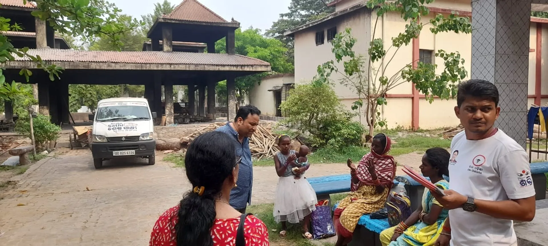 ଅକାଳରେ ଝଡ଼ି ପଡିଥିବା ରଘୁଙ୍କ ଶବକୁ ମଶାଣି ନେଲା ଶେଷ ସାଥୀ