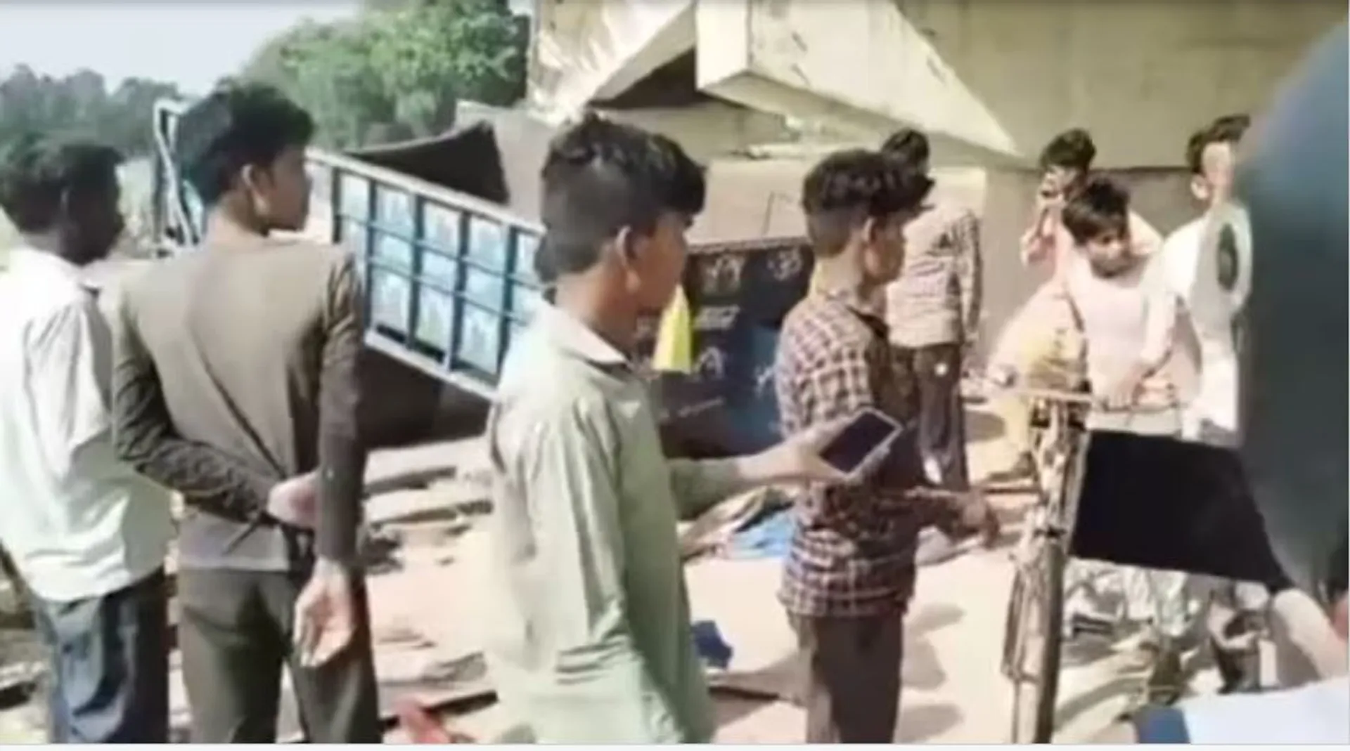 ଉତ୍ତରପ୍ରଦେଶରେ ବଡ ଦୁର୍ଘଟଣା, ନଦୀକୁ ଖସିପଡିଲା ଟ୍ରାକ୍ଟର। ଦୁର୍ଘଟଣାରେ ୧୩ ମୃତ।