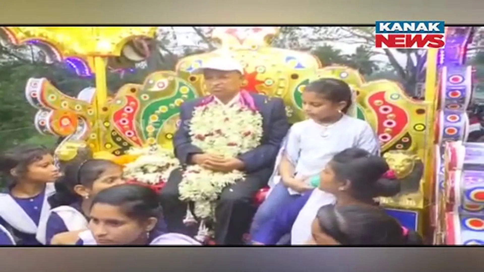 ଏମିତି ମିଳିଲା ଶିକ୍ଷକଙ୍କୁ ବିଦାୟୀ ସମ୍ବର୍ଦ୍ଧନା... ବାଜା ବାଣରେ କମ୍ପିଲା ପରିବେଶ ।