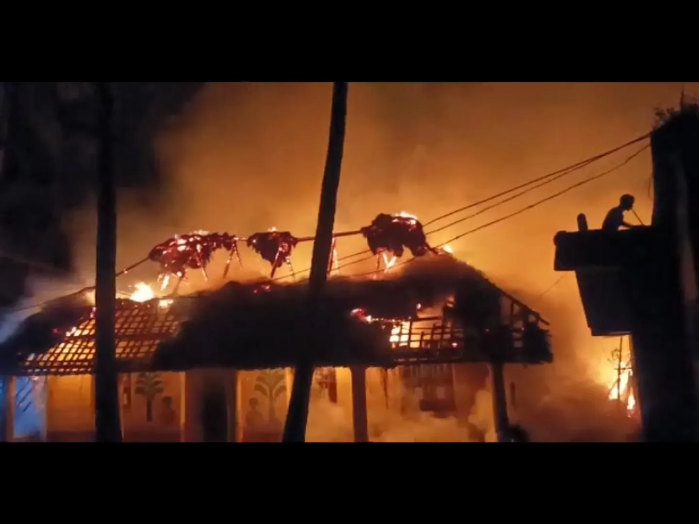 ଭଦ୍ରକ ଓ ରାଜଧାନୀ ଉପକଣ୍ଠ ଅନ୍ଧାରୁଆରେ ଅଘଟଣ । ବଜ୍ରାଘାତରେ ଜଳିଲା ଘର, ବାଇକ ଜଳି ପୂରା ପାଉଁଶ ।