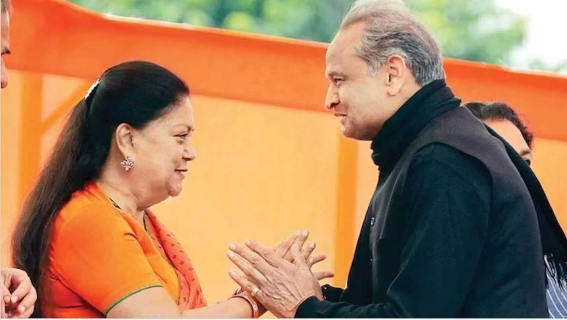 ବସୁନ୍ଧରା ବଞ୍ଚାଇଥିଲେ କଂଗ୍ରେସ ସରକାର, ଗେହଲଟଙ୍କ ବୟାନକୁ ନେଇ ରାଜସ୍ଥାନ ରାଜନୀତି ସରଗରମ । ପୂର୍ବ ମୁଖ୍ୟମନ୍ତ୍ରୀ କହିଲେ, ଅଶୋକଙ୍କ ଠାରୁ ଅଧିକ ଅପମାନିତ ମୋତେ କେହି କରିନାହାନ୍ତି ।