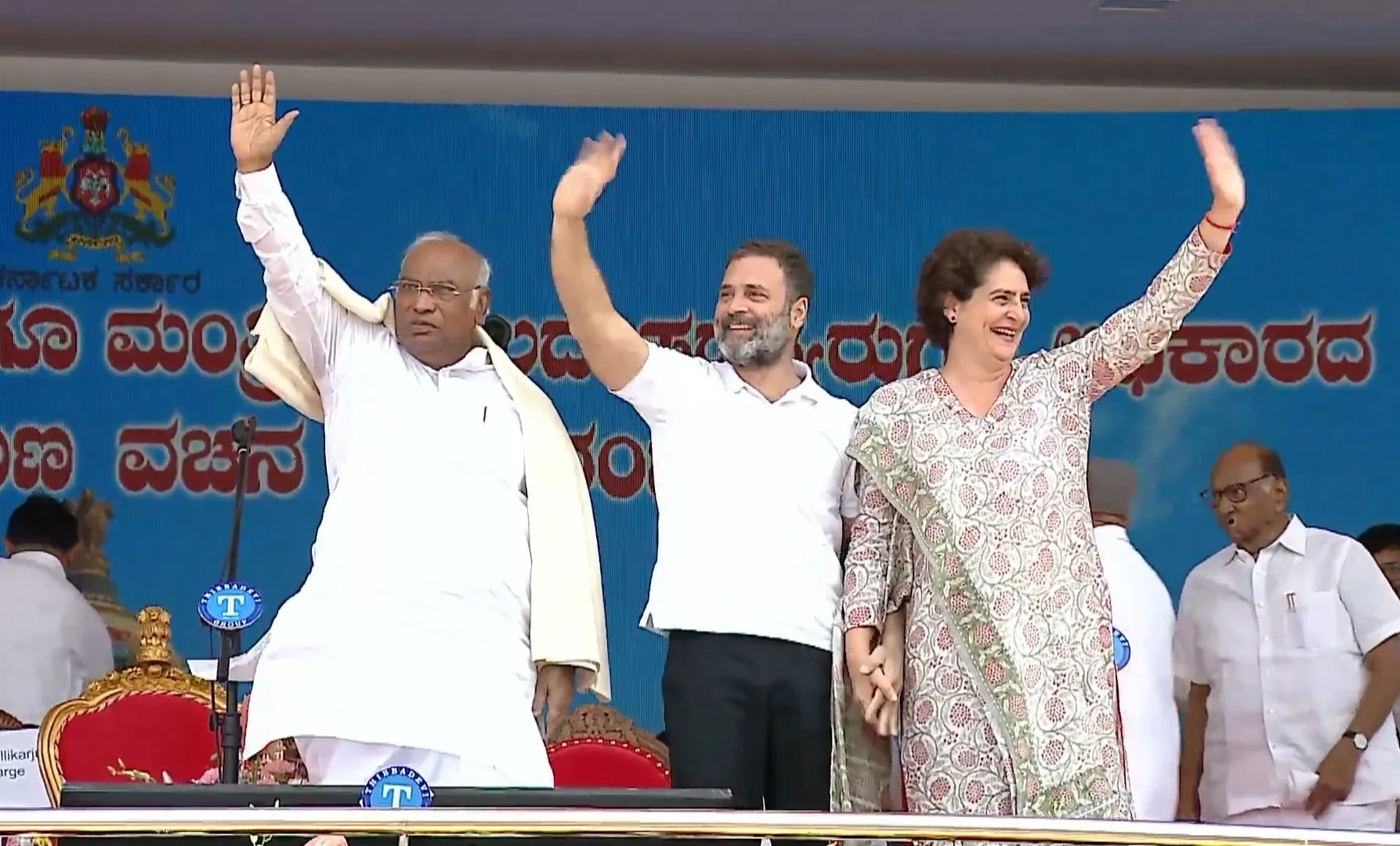 କର୍ଣ୍ଣାଟକର ମୁଖ୍ୟମନ୍ତ୍ରୀ ଭାବେ ଶପଥ ନେଲେ ସିଦ୍ଦରମୈୟା। ଶପଥ ସମାରୋହରେ ଏକାଠି ହେଲେ ବିରୋଧୀ।