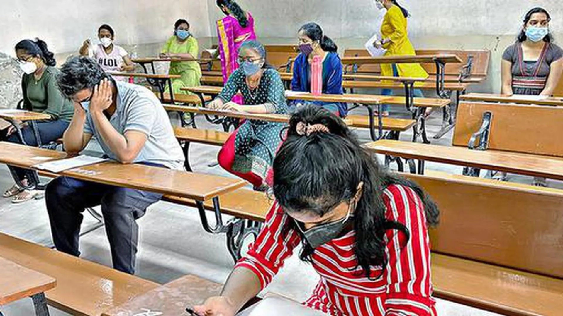 ସର୍ବଭାରତୀୟ ମେଡିକାଲ ପ୍ରବେଶିକା ପରୀକ୍ଷା ନିଟ୍ ଜାରି। ସେଣ୍ଟରରେ ପରୀକ୍ଷା ଦେଉଛନ୍ତି ଛାତ୍ରଛାତ୍ରୀ।