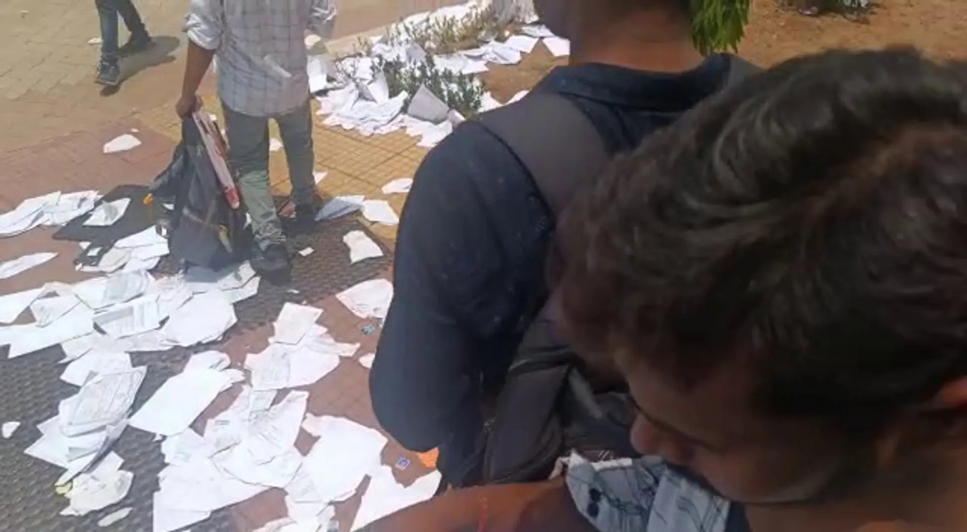 ଆଶାୟୀଙ୍କ ସିଭି ଚିରି ଫିଙ୍ଗିଦେଲେ ଜିନ୍ଦଲ କମ୍ପାନୀ କର୍ମଚାରୀ, ସାକ୍ଷାତକାରରେ ସାମିଲ ହୋଇଥିଲେ ୭ ହଜାର ଆଶାୟୀ