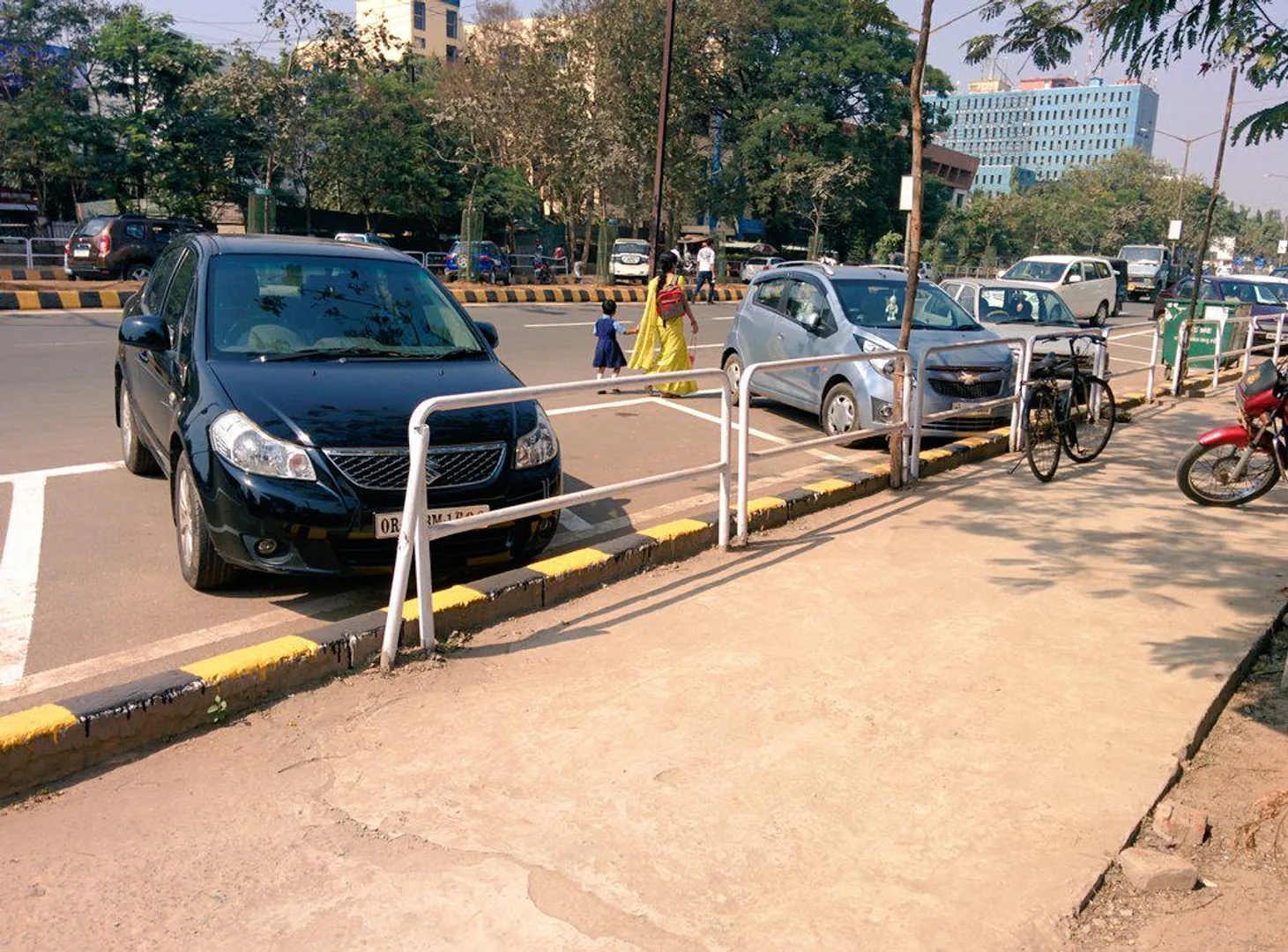 ଭୁବନେଶ୍ୱରକୁ ଆସୁଥିଲେ ଧ୍ୟାନ ଦିଅନ୍ତୁ, ରାସ୍ତାରେ ହୋଇପାରିବନି ଗାଡି ପାର୍କିଂ । ବାଣୀବିହାରରୁ ମହର୍ଷି କଲେଜ ଛକ ଯାଏଁ ଲାଗିଲା ନୋ ପାର୍କିଂ ସାଇନ ବୋର୍ଡ ।