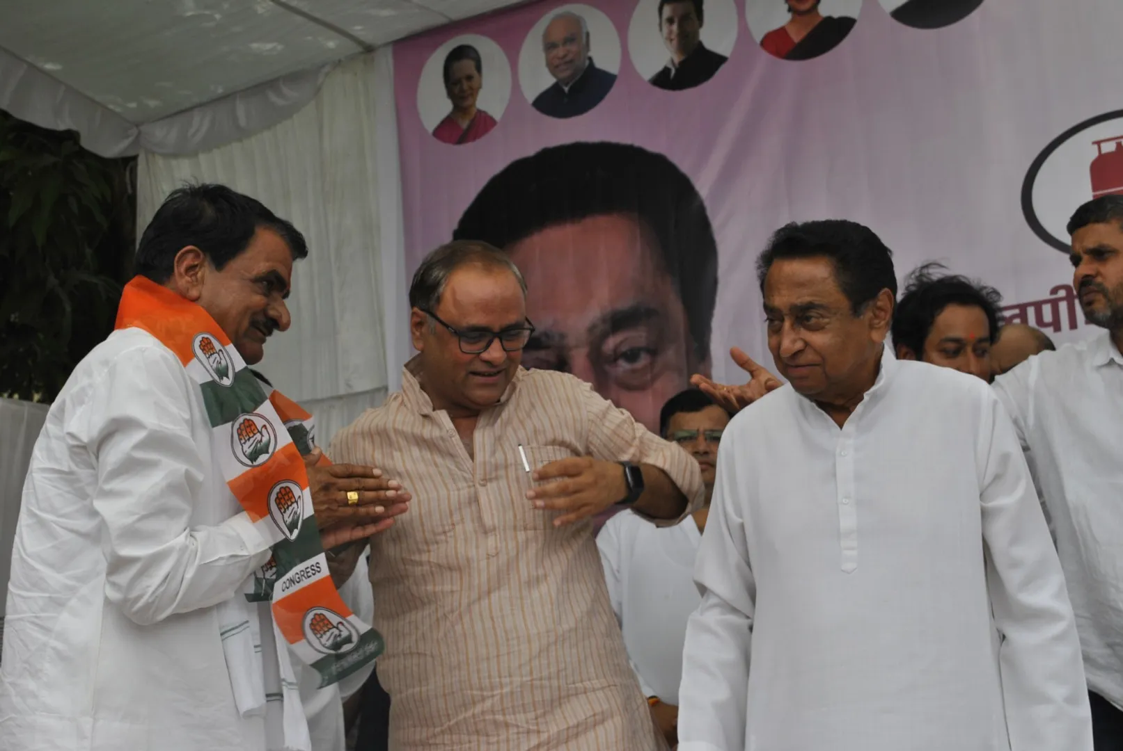 ମଧ୍ୟପ୍ରଦେଶରେ ବିଜେପିକୁ ବଡ ଝଟକା । କଂଗ୍ରେସକୁ ଫେରିଲେ ସିନ୍ଧିଆଙ୍କ ଘନିଷ୍ଠ ସହଯୋଗୀ । 