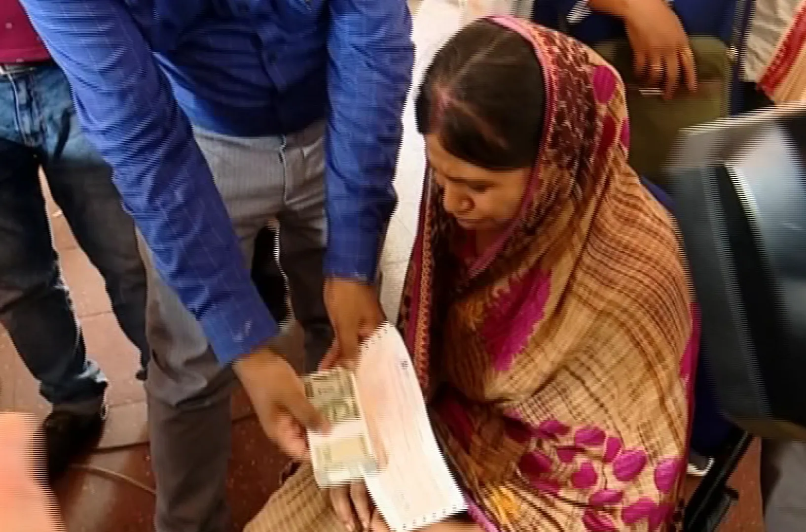 ଦୁର୍ଘଟଣା ପରେ କ୍ଷତିପୂରଣ ନେଉଛନ୍ତି ପରିବାର ସଦସ୍ୟ। ଷ୍ଟେସନରେ ପହଞ୍ଚି ସହାୟତା ରାଶି ନେଲେ ମୃତ ଭୁବନାନନ୍ଦଙ୍କ ପତ୍ନୀ 