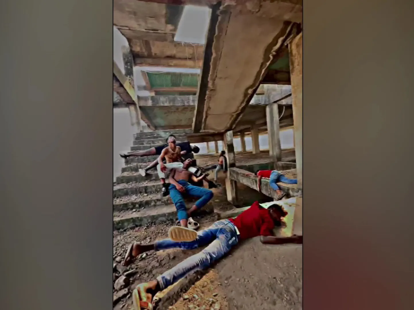 ରିଲ୍ସ କରୁଥିବା ଯୁବକ ସାବଧାନ। ଆତଙ୍କିତ କରିବା ଭଳି ରିଲ୍ସ କରୁଥିବା ଯୁବକଙ୍କକୁ ବାନ୍ଧିବ କମିଶନରେଟ ପୋଲିସ