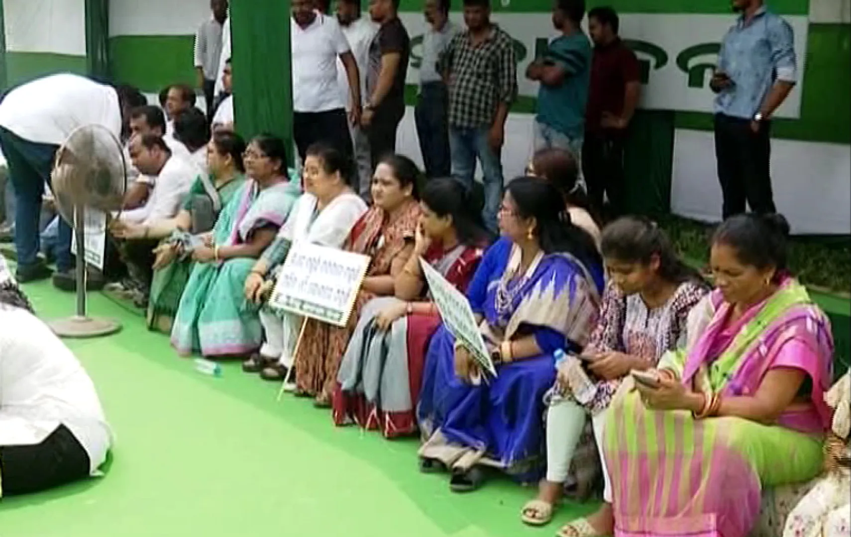 ଗ୍ୟାସ ଦର ବୃଦ୍ଧି ପ୍ରତିବାଦରେ ରାଜଭବନ ସାମ୍ନାରେ ବିଜେଡିର ବିକ୍ଷୋଭ । ଶ୍ରୀମୟୀ କହିଲେ, ଯେତେ ଦିନ ଯାଏଁ ଗ୍ୟାସ ଦର ନ କମିଛି ସେତେ ଦିନ ଯାଏଁ ଆନ୍ଦୋଳନ ଚାଲିବ ।