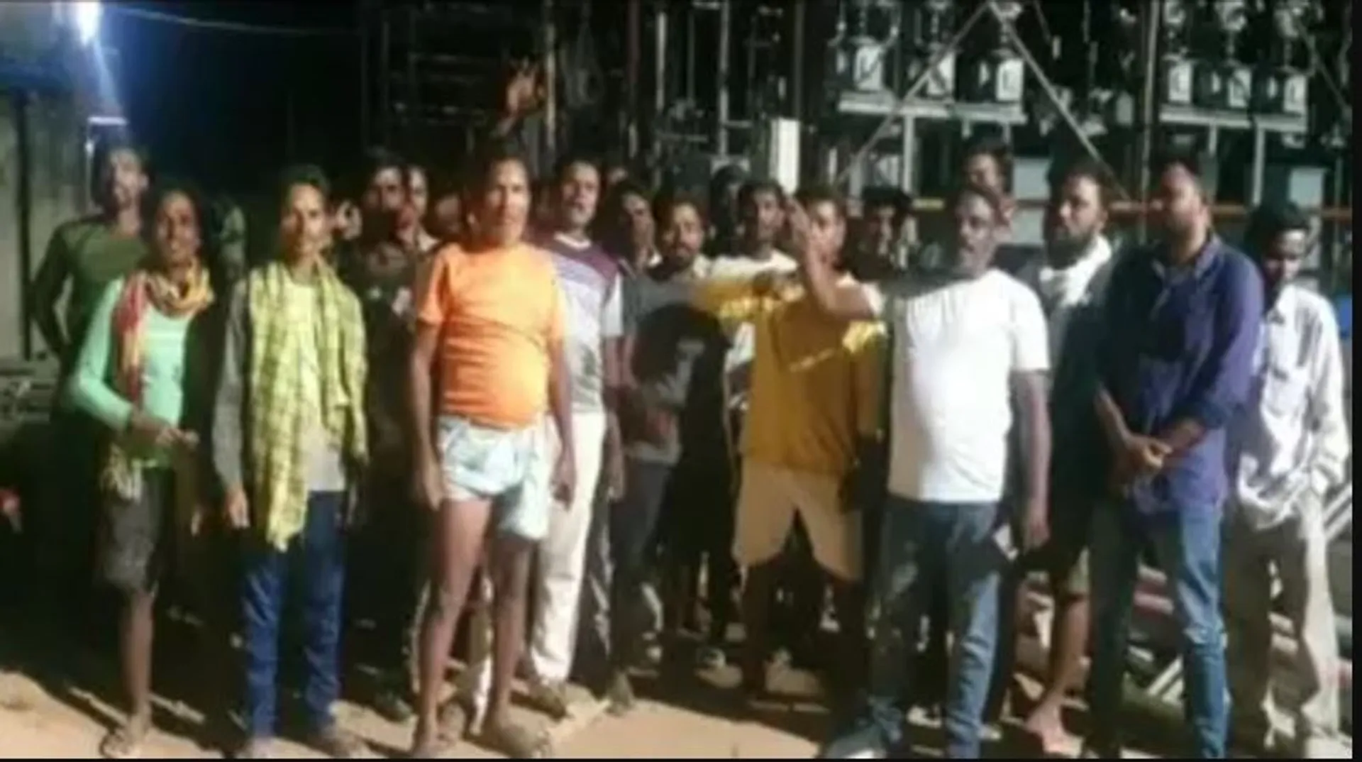 ନବରଙ୍ଗପୁରରେ ବିଦ୍ୟୁତ କାଟ ବିରୋଧରେ ବିକ୍ଷୋଭ । ଅସହ୍ୟ ଗରମ ସହି ନପାରି ରାତି ଅଧରେ ଗ୍ରୀଡ୍ କାର୍ଯ୍ୟାଳୟ ବାହାରେ ନାରାବାଜି 
