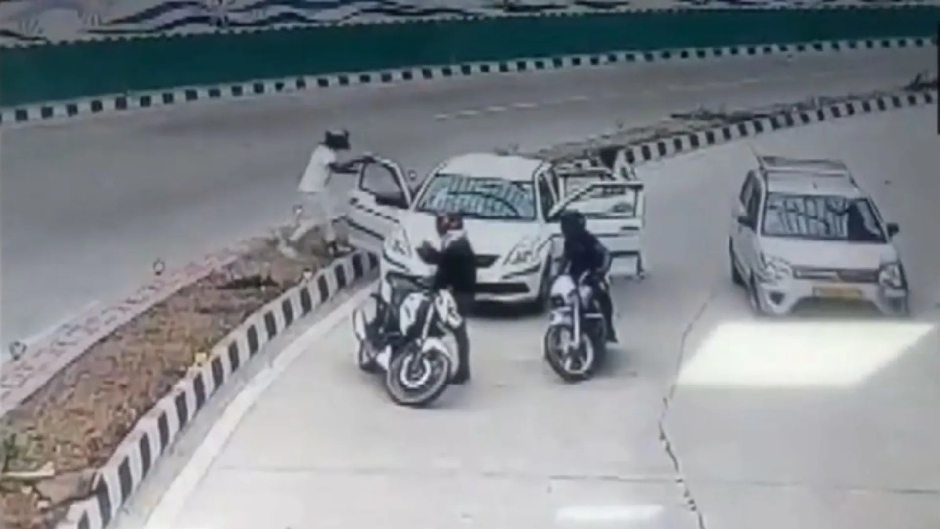 ଦିଲ୍ଲୀରେ ବନ୍ଧୁକ ମୁନରେ ଲୁଟ୍, ୨ ଲକ୍ଷ ଲୁଟିନେଲେ ଲୁଟେରା