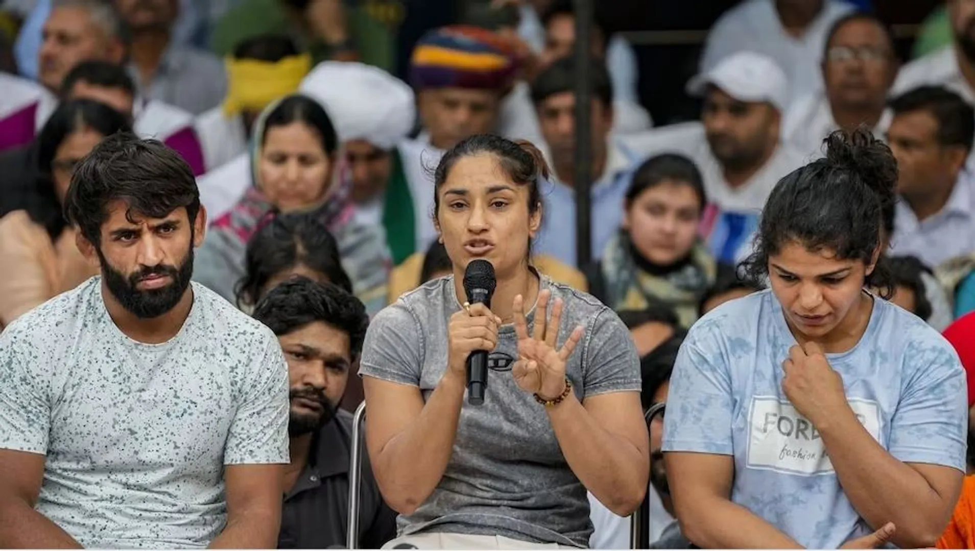 ରେଳବାଇ ଚାକିରୀରେ ଯୋଗଦାନ କଲେ ବଜରଙ୍ଗ, ସାକ୍ଷୀ ଏବଂ ଭିନେଶ । ଆନ୍ଦୋଳନରୁ ପଛକୁ ହଟିବା ଖବର ଗୁଜବ କହିଲେ ତିନି ଖେଳାଳୀ