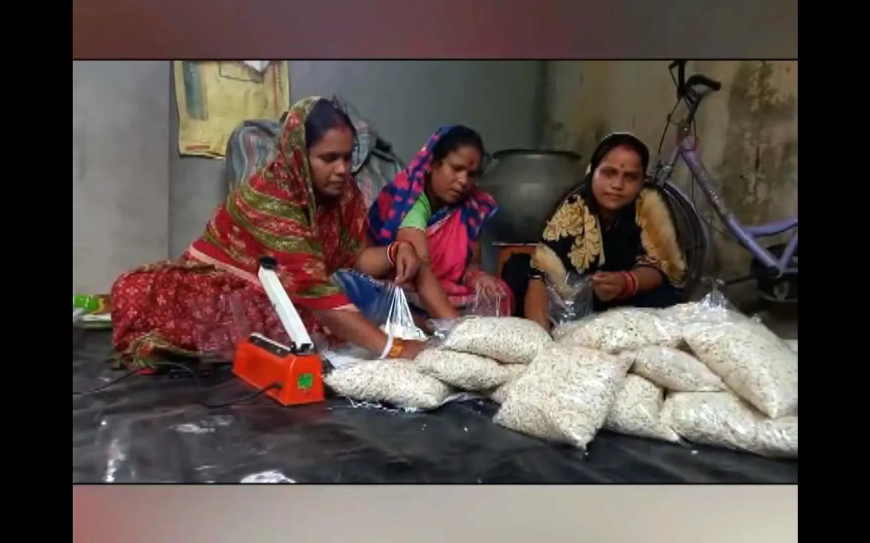 ସ୍ୱୟଂ ସହାୟକ ଗୋଷ୍ଠୀ ଗଠନ କରି ସ୍ୱାବଲମ୍ବୀ ହେଉଛନ୍ତି ଗ୍ରାମାଞ୍ଚଳର ମହିଳା, ମୁଢିଭଜା ମେସିନ ପକାଇ କରୁଛନ୍ତି ରୋଜଗାର