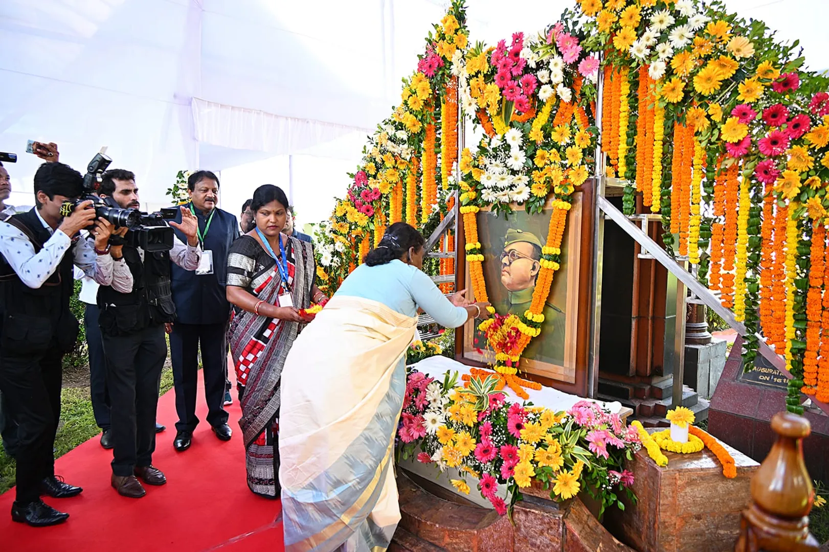 ନେତାଜୀ ସଂଗ୍ରହାଳୟ ବୁଲି ଦେଖିଲେ ରାଷ୍ଟ୍ରପତି ଦ୍ରୌପଦୀ ମୁର୍ମୁ । ବିଭିନ୍ନ କାର୍ଯ୍ୟକ୍ରମରେ ଯୋଗଦେବା ପୂର୍ବରୁ ଚଣ୍ଡୀ ମନ୍ଦିରରେ କରିଛନ୍ତି ପୂଜାର୍ଚ୍ଚନା ।