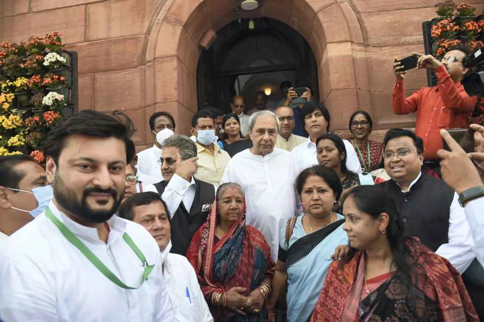 ସଂସଦରେ ଅନାସ୍ଥା ପ୍ରସ୍ତାବକୁ ବିରୋଧ କରିବ ବିଜେଡି । ଦିଲ୍ଲୀ ଅଧ୍ୟାଦେଶକୁ କରିବ ସମର୍ଥନ । ଦଳୀୟ ସାଂସଦଙ୍କୁ ଜାରି ହେଲା ହ୍ୱିପ୍ । 