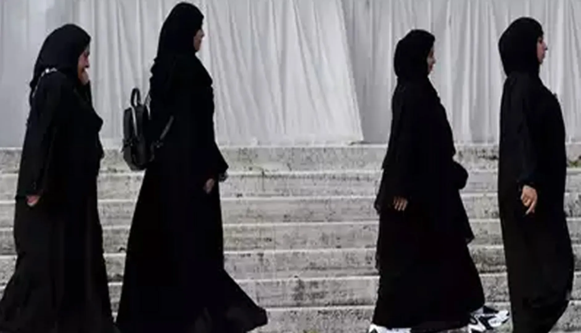 ବିଦ୍ୟାଳୟ ଓ ଶିକ୍ଷାନୁଷ୍ଠାନରେ ଇସଲାମିକ ପୋଷାକ ‘ଅବୟା’ ବ୍ୟାନ୍