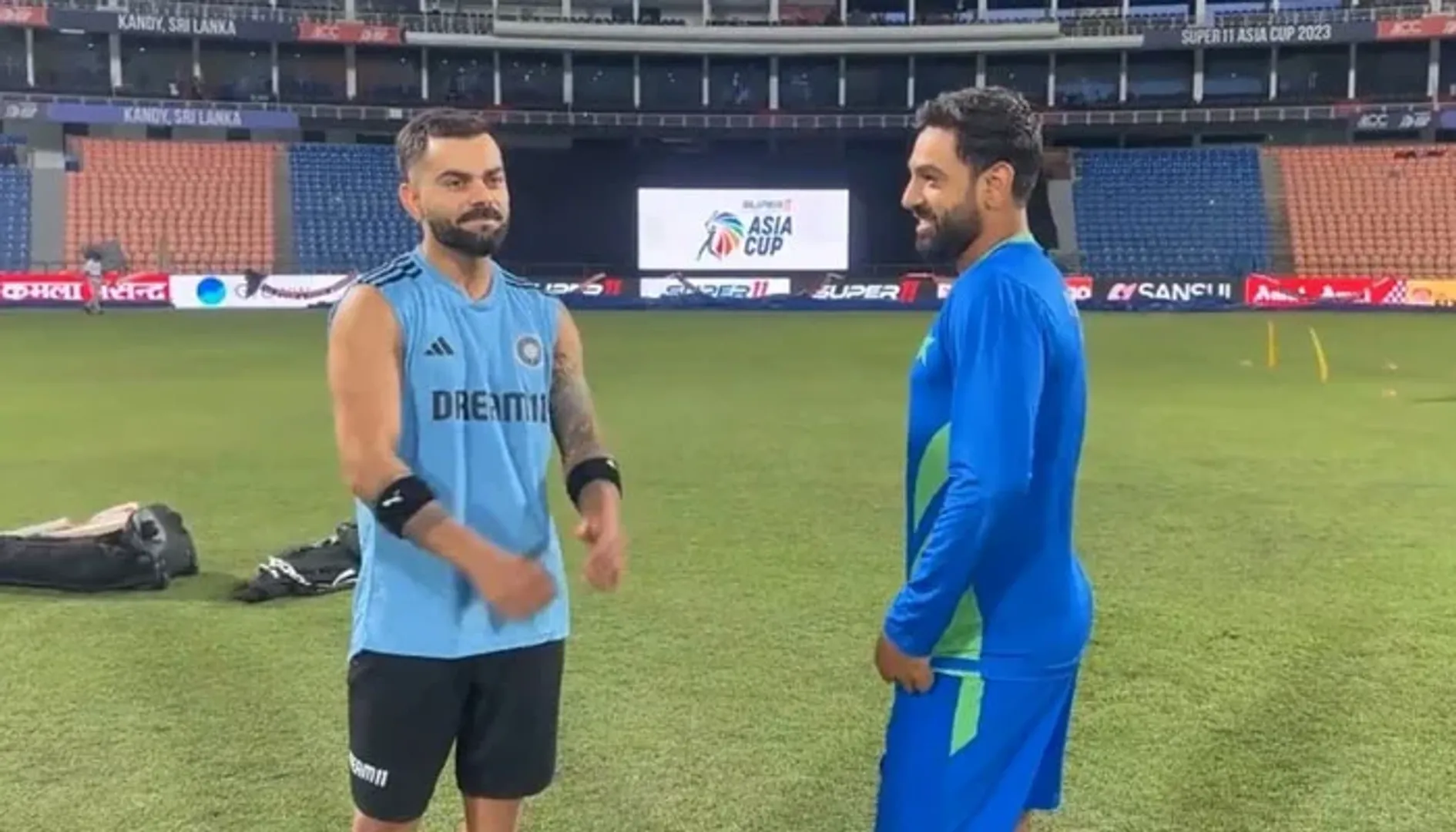 ପ୍ରାକ୍ଟିସ ସମୟରେ କୋହଲି ପଚାରିଲେ ଶରୀର ଠିକ୍ ଅଛି ତ...? ପାକିସ୍ତାନ କ୍ରିକେଟର କହିଲେ, ଯୁଆଡେ ବି ଯାଉଛି ଲୋକ କୋହଲି କୋହଲି ଚିଲାଉଛନ୍ତି । ଦେଖନ୍ତୁ ମ୍ୟାଚ୍ ପୂର୍ବର ଭିଡ଼ିଓ ।