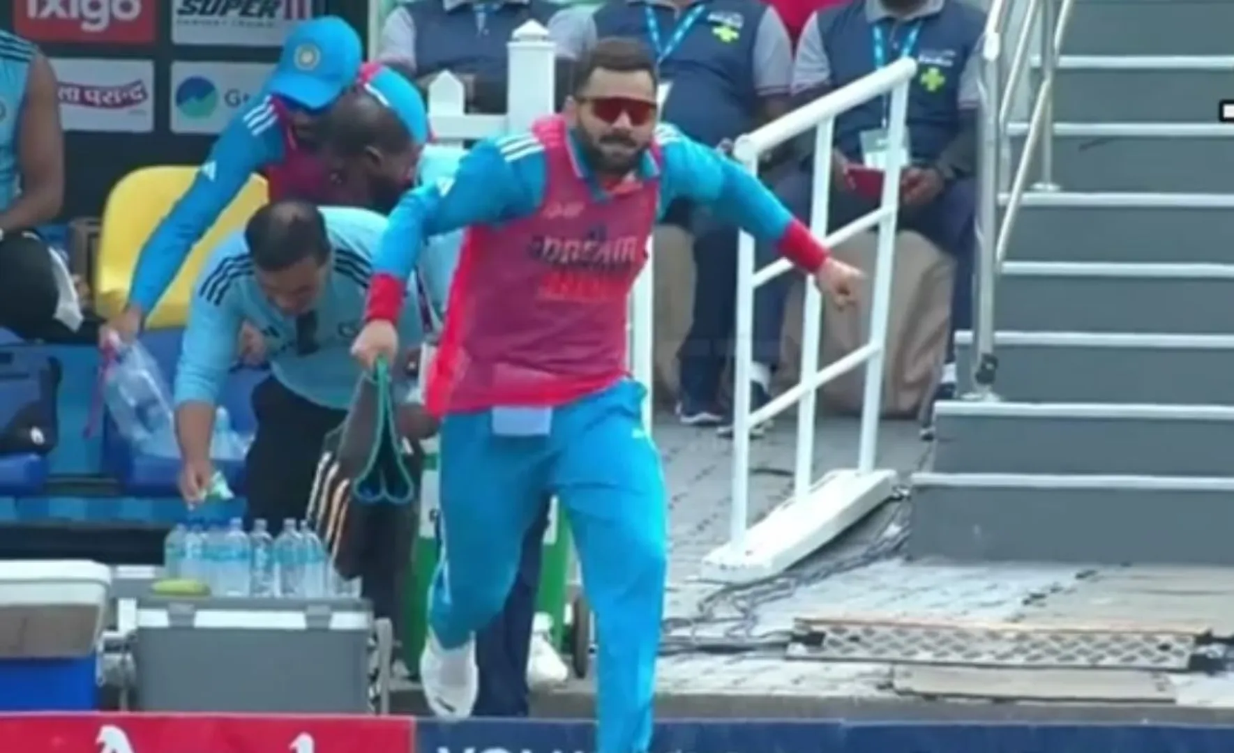 ସୋସିଆଲ ମିଡିଆରେ ବିରାଟ କୋହଲିଙ୍କ ଭିଡିଓ ଭାଇରାଲ । ଏସିଆ କପ୍ ସୁପର ଫୋର ଶେଷ ମ୍ୟାଚରେ ଦେଖିବାକୁ ମିଳିଥିଲା ବିରାଟଙ୍କ ମଜାଳିଆ ଭିଡିଓ