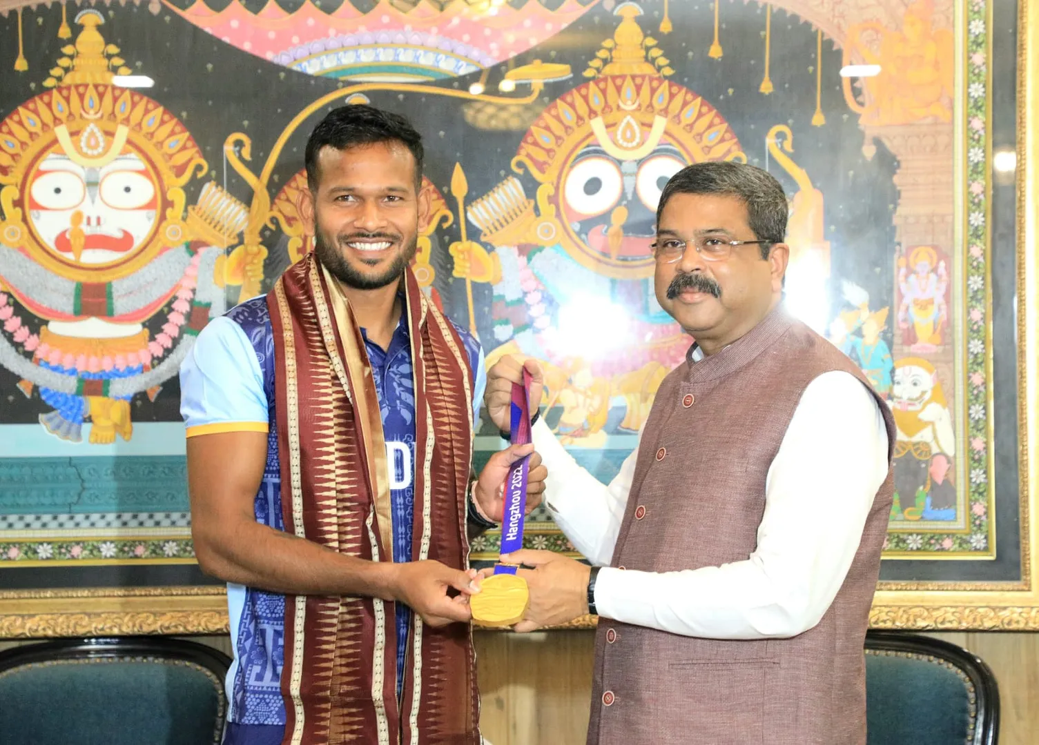ଅମିତ ରୋହିଦାସଙ୍କୁ ଭେଟି ଅଭିନନ୍ଦନ ଜଣାଇଲେ କେନ୍ଦ୍ରମନ୍ତ୍ରୀ : କହିଲେ, ଏସୀୟ କ୍ରୀଡ଼ା ପ୍ରତିଯୋଗିତାରେ ପ୍ରତିଭାବାନ ଯୁବ ଖେଳାଳି ଅମିତଙ୍କ ପ୍ରଦର୍ଶନ ବେଶ୍ ପ୍ରଶଂସନୀୟ