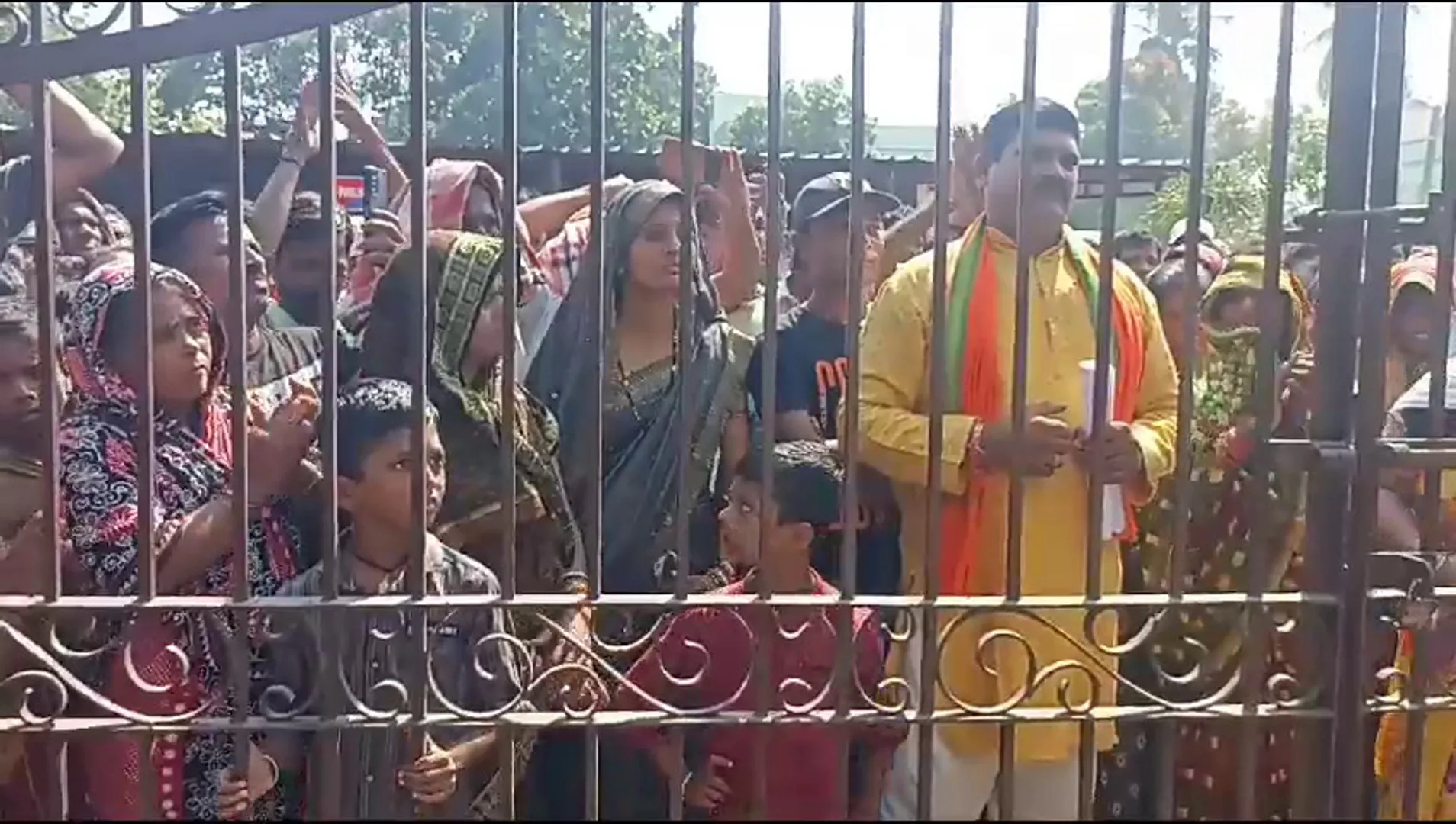 ବୋହୂକୁ ନ୍ୟାୟ ଦେବା ପାଇଁ ମେଳି ବାନ୍ଧିଲେ ଗାଁଲୋକ : ୧୪ ଦିନ ଧରି ନ୍ୟାୟ ଦାବିରେ ଧାରଣାରେ ବସିଥିଲେ ବି ଶୁଣିଲେନି ଶାଶୁଘର ଲୋକ