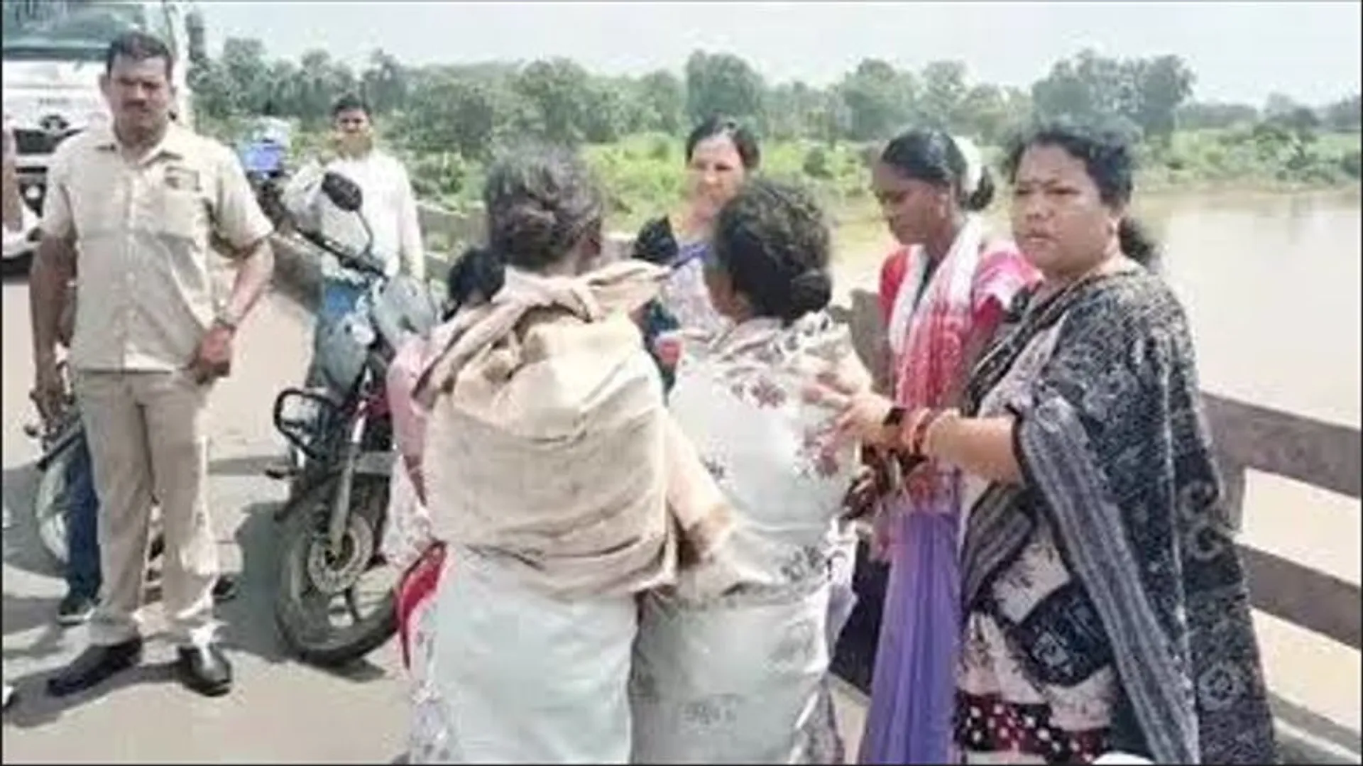 ବିଧାୟିକା କୁସୁମ ଟେଟେଙ୍କ ମାନବିକତା : ବିନା ପୋଷାକରେ ଯାଉଥିବା ୨ ମହିଳାଙ୍କୁ ନିଜ ଘୋଡାଇଲେ ନିଜ ଉତ୍ତରୀୟ