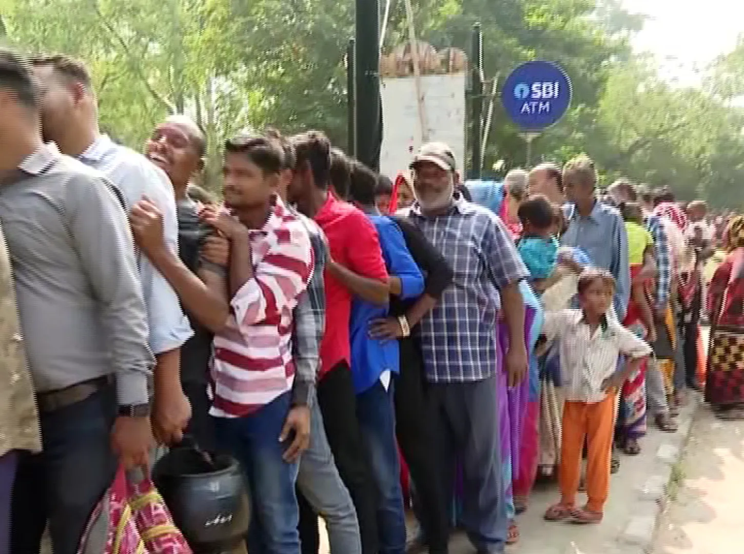 ଟଙ୍କା ବଦଳାଇବାକୁ ଆରବିଆଇ ସାମ୍ନାରେ ପ୍ରବଳ ଗହଳି । ପ୍ରଶ୍ନ ଉଠିଲା, କାହା ଟଙ୍କା ବଦଳାଉଛନ୍ତି ଦିନ ମଜୁରିଆ? 