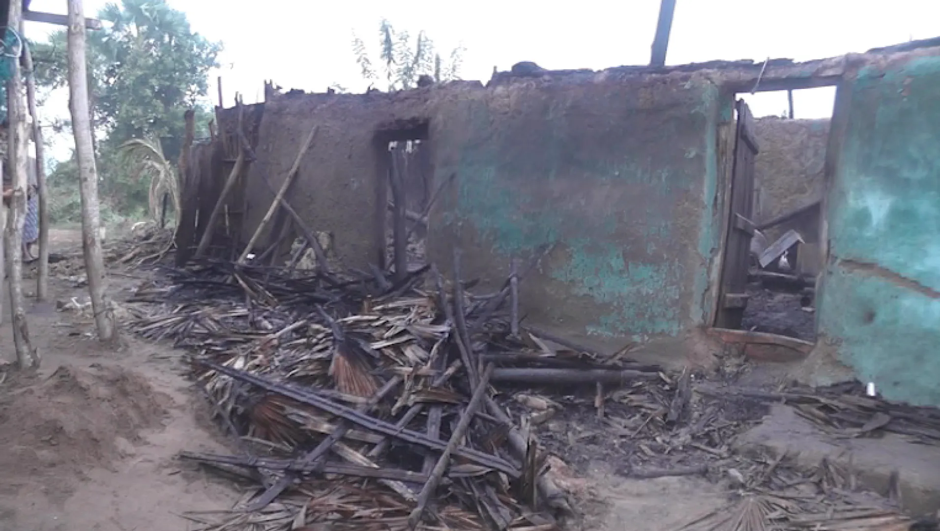 ଭୀଷଣ ଅଗ୍ନିକାଣ୍ଡ, ଜଳିଗଲା ୬ ବଖରା ଘର । ଧାନରେ ଲାଗିଲା ନିଆଁ, ଜୀବନ୍ତ ଦଗ୍ଧ ହୋଇଗଲେ ଗୋରୁ । କୃଷ୍ଣପ୍ରସାଦରୁ ଆସିଲା ଛାତିଥରା ଘଟଣା ।