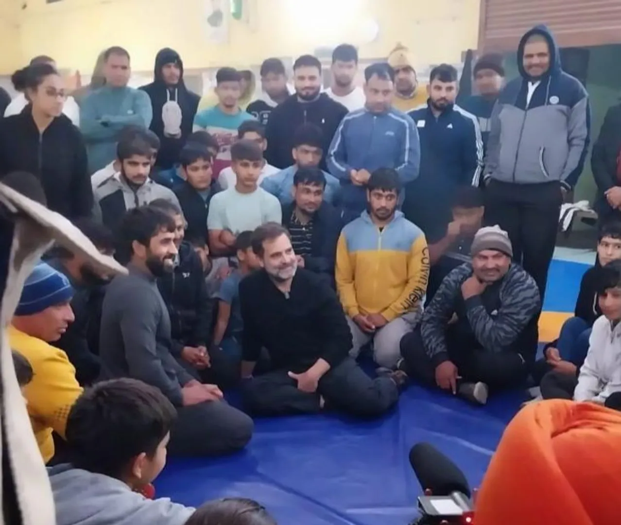 ରାହୁଲ କୁସ୍ତି ଖେଳିଲେ, କୁସ୍ତିଯୋଦ୍ଧାଙ୍କ ଜୀବନଶୈଳୀ ବାବଦରେ ପଚାରି ବୁଝିଲେ । ଭାରତୀୟ କୁସ୍ତି ସଂଘ ସଭାପତି ଚୟନ ବିବାଦ ଭିତରେ କୁସ୍ତିଯୋଦ୍ଧାଙ୍କୁ ଭେଟିଲେ ରାହୁଲ ।