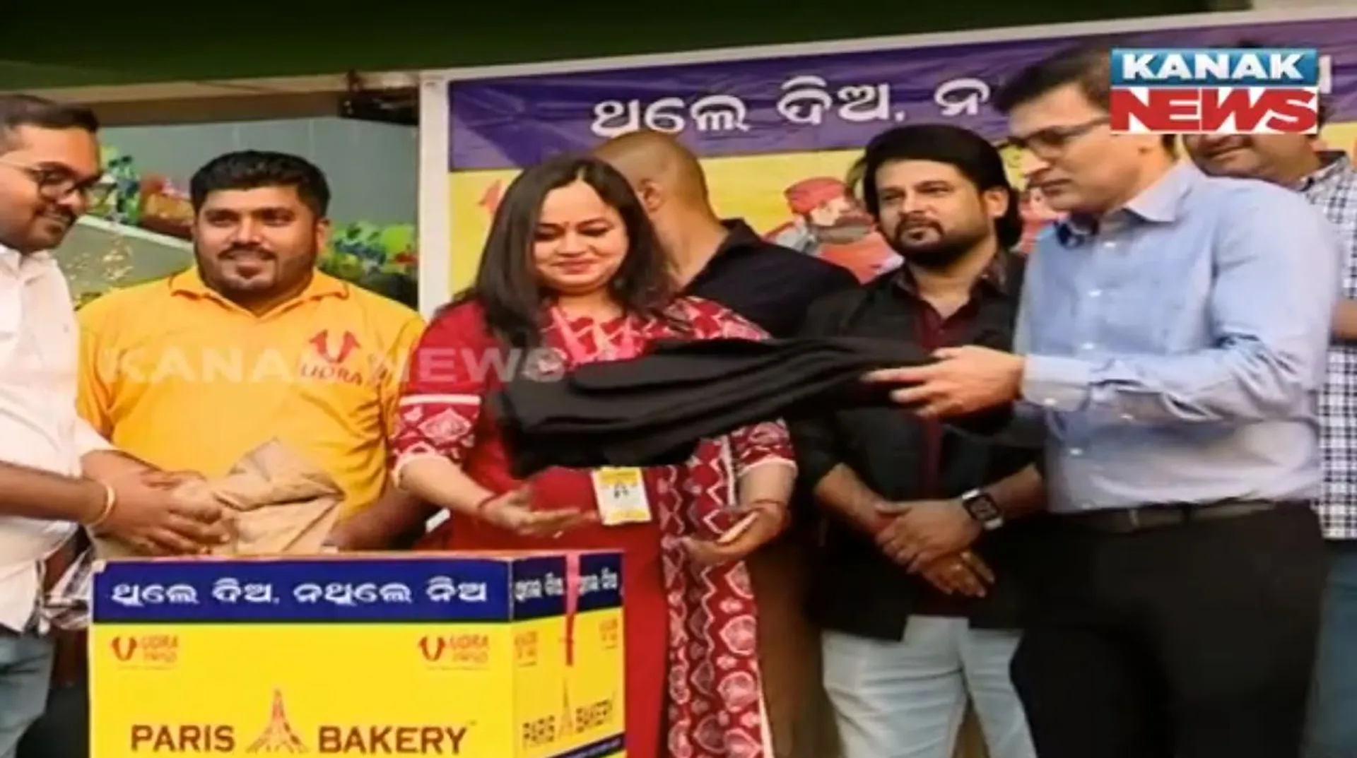 ରାଜଧାନୀରେ ଗରୀବଙ୍କ ପାଇଁ ପୋଷାକ ପସରା । ଉହ୍ର ଚାରିଟେବୁଲ ଟ୍ରଷ୍ଟ ପକ୍ଷରୁ ଖୋଲିଛି ଷ୍ଟଲ ।