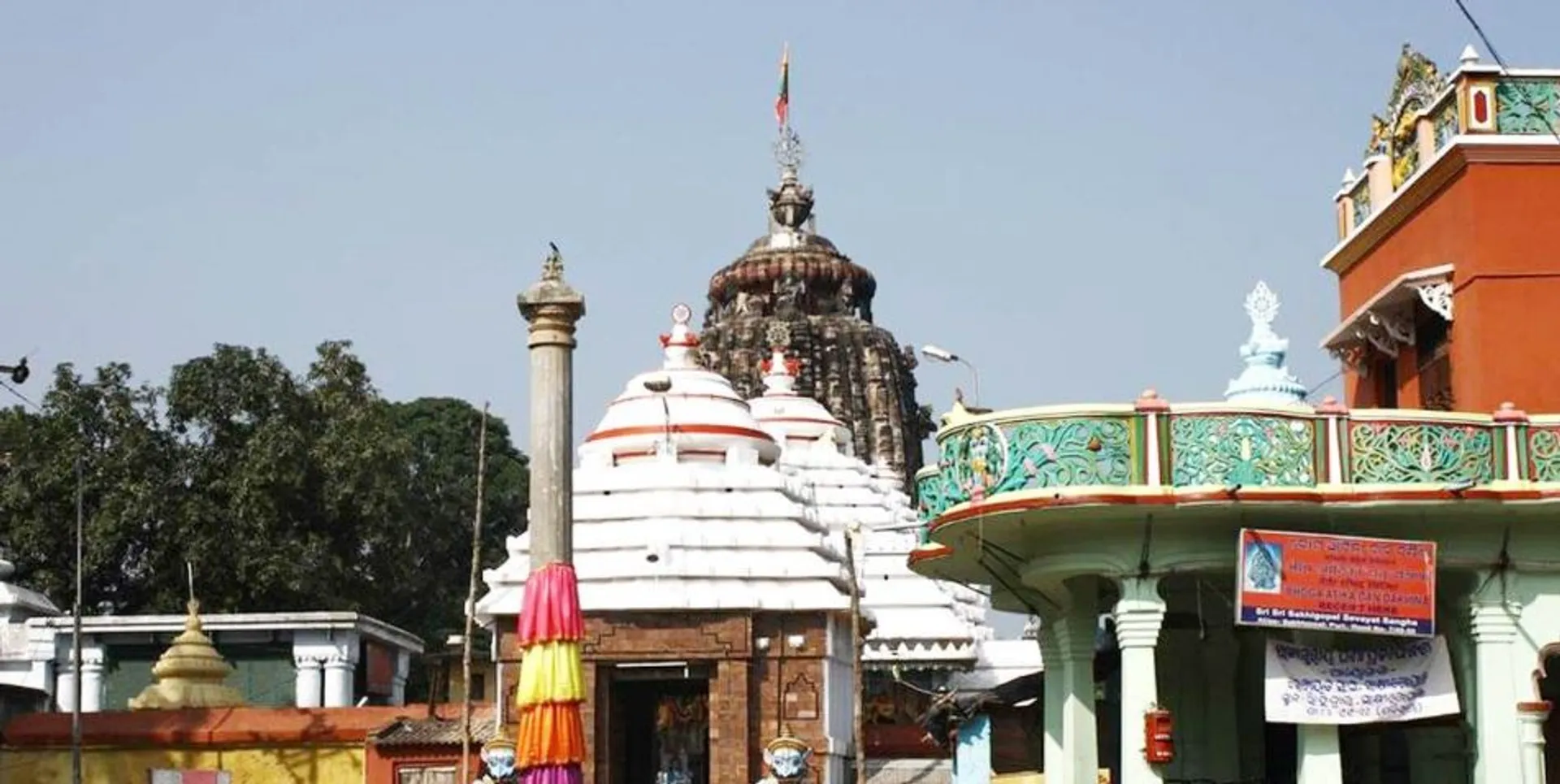 ପୁରୀ ସାକ୍ଷୀଗୋପଳ ମନ୍ଦିରରୁ ଲୁଟ୍ । ଦାନ ବାକ୍ସ ସମେତ ୨୫ ଲକ୍ଷ ଟଙ୍କାର ସୁନା ରୁପା ଅଳଙ୍କାର ଲୁଟିନେଲେ ଚୋର । ସିସିଟିଭି ମନିଟର ବି ଗାଏବ ।   