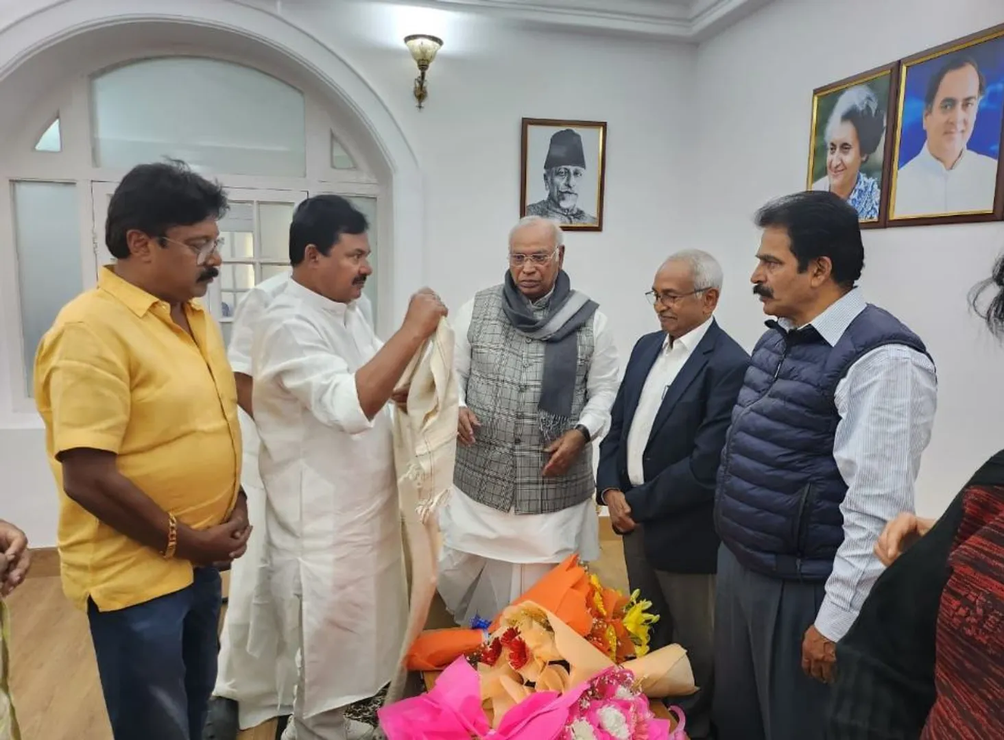 ଓଡିଶାରେ ଲଢେଇ ପାଇଁ ଦିଲ୍ଲୀରେ ହେବ ରଣନୀତି । ଦିଲ୍ଲୀରେ ଆଜି ଖଡଗେ, ରାହୁଲ ଓ ପ୍ରିୟଙ୍କାଙ୍କୁ ଭେଟିବେ ରାଜ୍ୟ କଂଗ୍ରେସ ନେତା । ମୋଦି, ଅମିତ ଶାହ ଓ ନଡ୍ଡାଙ୍କୁ ଭେଟି ଆଲୋଚନା କରିବେ ବିଜେପି ବିଧାୟକ ।