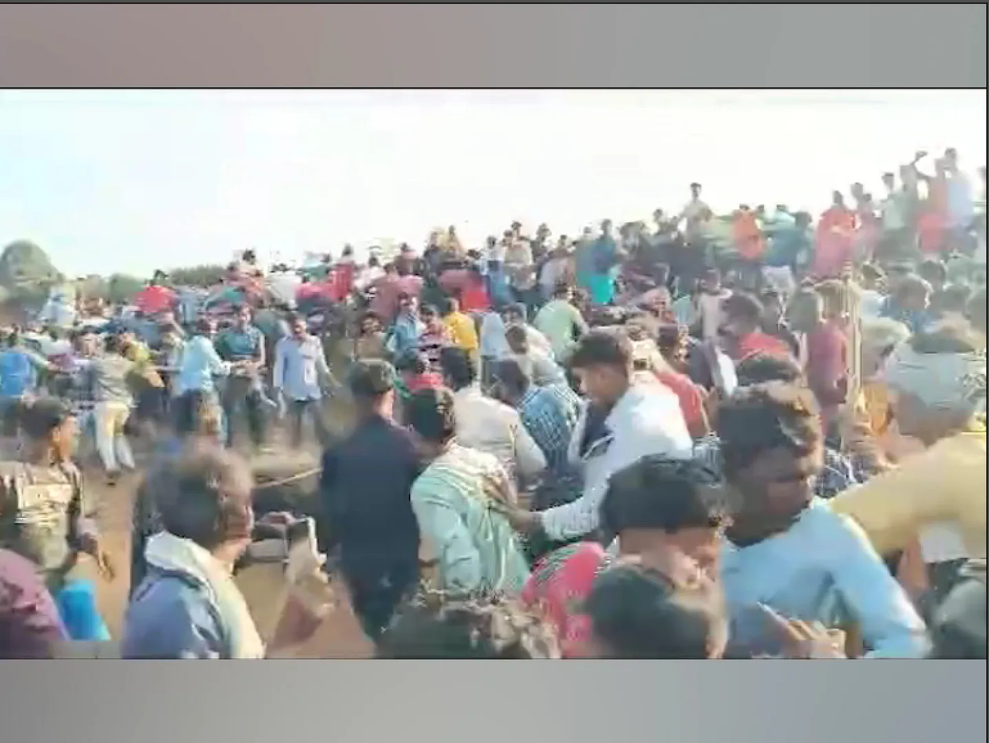 ଭାଲୁ ମଣିଷ ଲଢ଼େଇ, ଜୀବନ ନେଲା ଭାଲୁ । ପାଲଟା ଆକ୍ରମଣ କରି ଭାଲୁକୁ ମାରିଦେଲେ ଲୋକେ ।