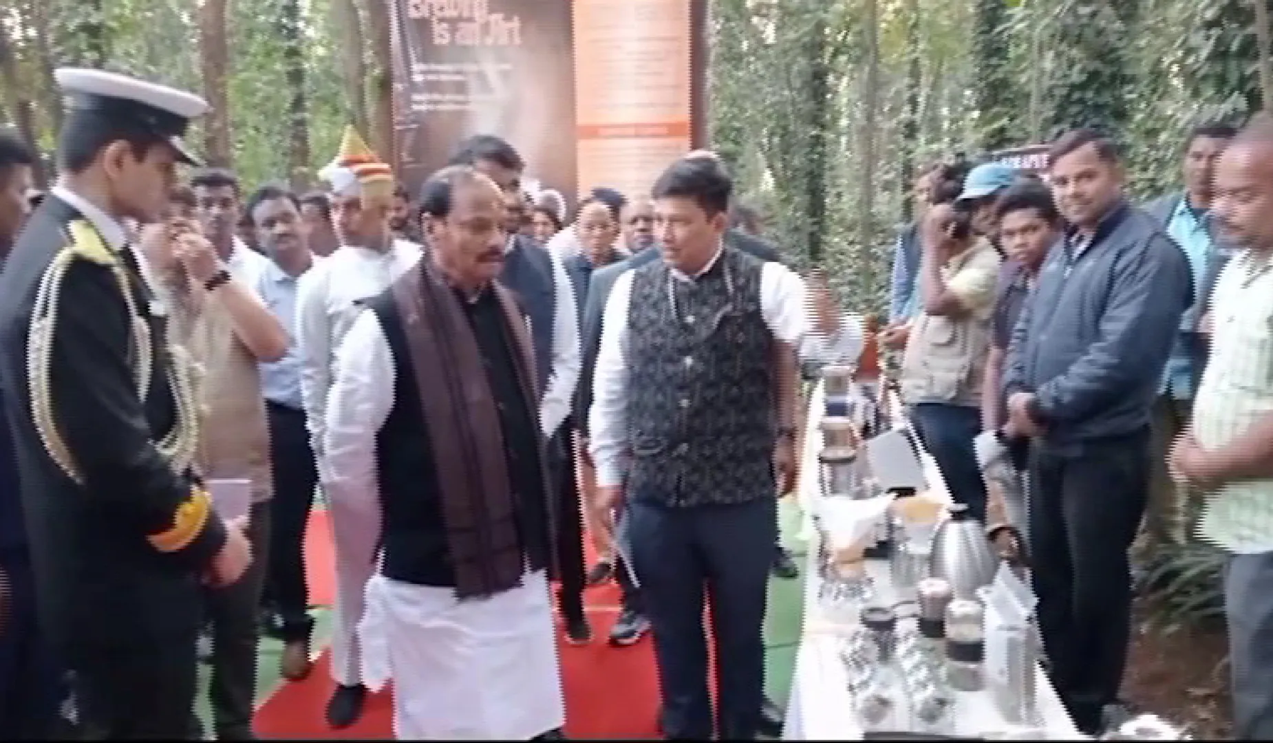 କୋରାପୁଟ ଗସ୍ତରେ ରାଜ୍ୟପାଳ । କଫି ବୋର୍ଡ ବୁଲି ଦେଖିଲେ, କଫି ଚାଷୀଙ୍କ ସହ ଆଲୋଚନା କଲେ ।