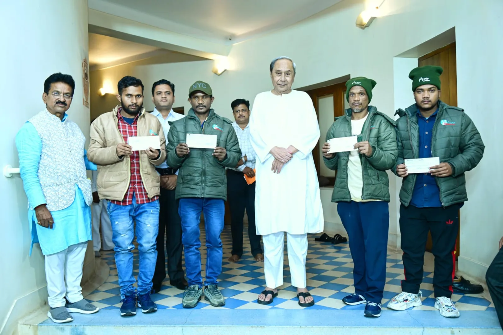 ଭୁବନେଶ୍ୱର ଫେରି ମୁଖ୍ୟମନ୍ତ୍ରୀଙ୍କୁ ଭେଟିଲେ ୪ ଓଡ଼ିଆ ଶ୍ରମିକ, ପ୍ରତ୍ୟେକଙ୍କୁ ୨ ଲକ୍ଷ ଟଙ୍କାର ସହାୟତା ଦେଲେ ମୁଖ୍ୟମନ୍ତ୍ରୀ ।