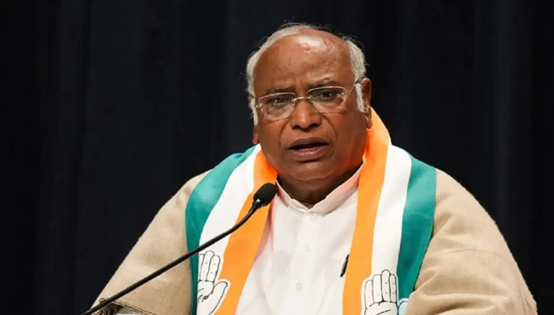 I.N.D.I.A ମେଣ୍ଟର ପ୍ରଧାନମନ୍ତ୍ରୀ ପ୍ରାର୍ଥୀ ହେବେ ମଲ୍ଲିକାର୍ଜୁନ ଖଡଗେ । ବିରୋଧୀ ମେଣ୍ଟର ଚତୁର୍ଥ ବୈଠକରେ ନିଷ୍ପତ୍ତି । ସମର୍ଥନ ଜଣାଇଲେ ମମତା ବାନାର୍ଜୀ, ଅରବିନ୍ଦ କେଜରିୱାଲ । ବିହାରରେ ବିରୋଧ ।