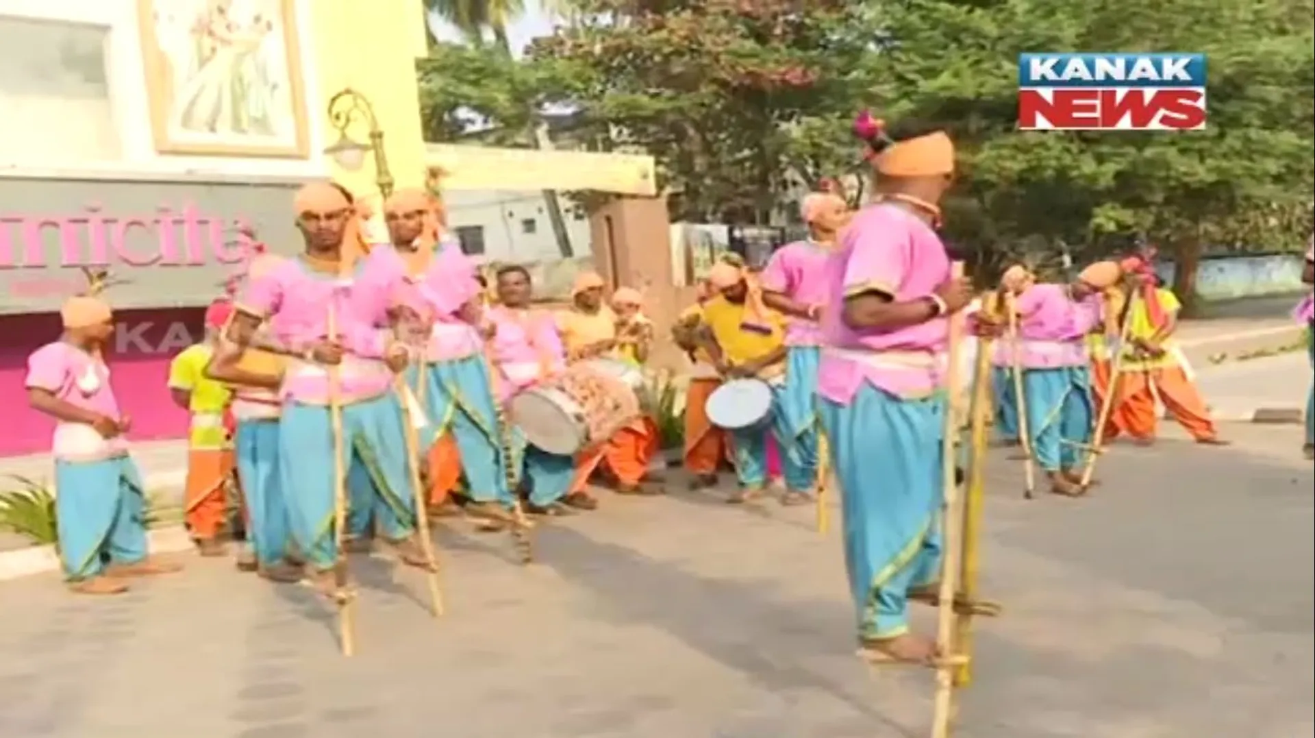 ରାଜଧାନୀକୁ ପୁଣି ଫେରିଛି ପଥ ଉତ୍ସବ । ବିଭିନ୍ନ ସାଂସ୍କୃତିକ କାର୍ଯ୍ୟକ୍ରମରେ ଦୁଲୁକୁଛି ଭୁବନେଶ୍ୱର ରାଜପଥ ।