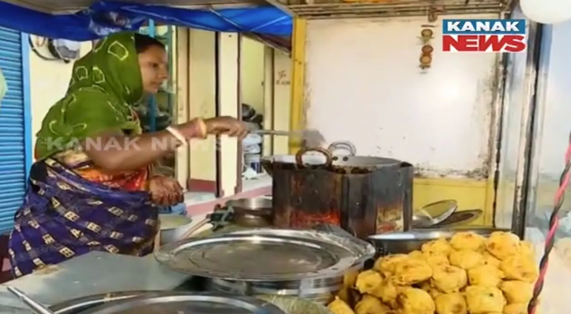 ସ୍ୱାଭିମାନୀ ସବିତା । ପିଲାଙ୍କୁ ମଣିଷ କରିବା ସହ ପରିବାର ଚଳାଇବାକୁ ଚଳାଉଛନ୍ତି ତେଲଭାଜି ଦୋକାନ ।