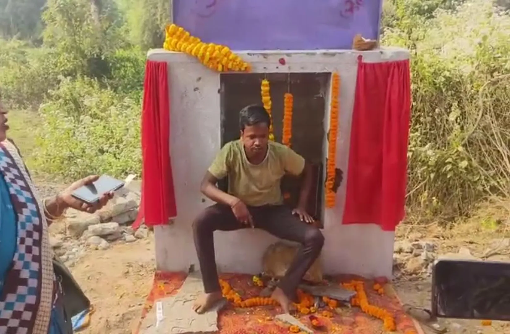 ବିଧାୟକଙ୍କ ଆଗରେ ଫଳକ ଭାଙ୍ଗିଲେ ସରପଞ୍ଚ । ଫଳକରେ ନାଁ ନଥିବାରୁ ରାଗିଗଲେ ସରପଞ୍ଚ ।