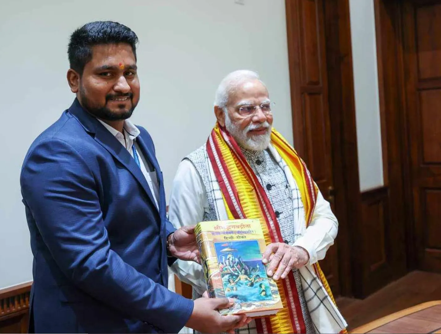 ଦିଲ୍ଲୀରେ ପ୍ରଧାନମନ୍ତ୍ରୀଙ୍କୁ ଭେଟିଲେ ରାଜ୍ୟ ବିଜେପି ବିଧାୟକ । ମୋଦିଙ୍କୁ ଭଗବତ୍ ଗୀତା ଉପହାର ହେଲେ ସୂର୍ଯ୍ୟବଂଶୀ ସୂରଜ । ।