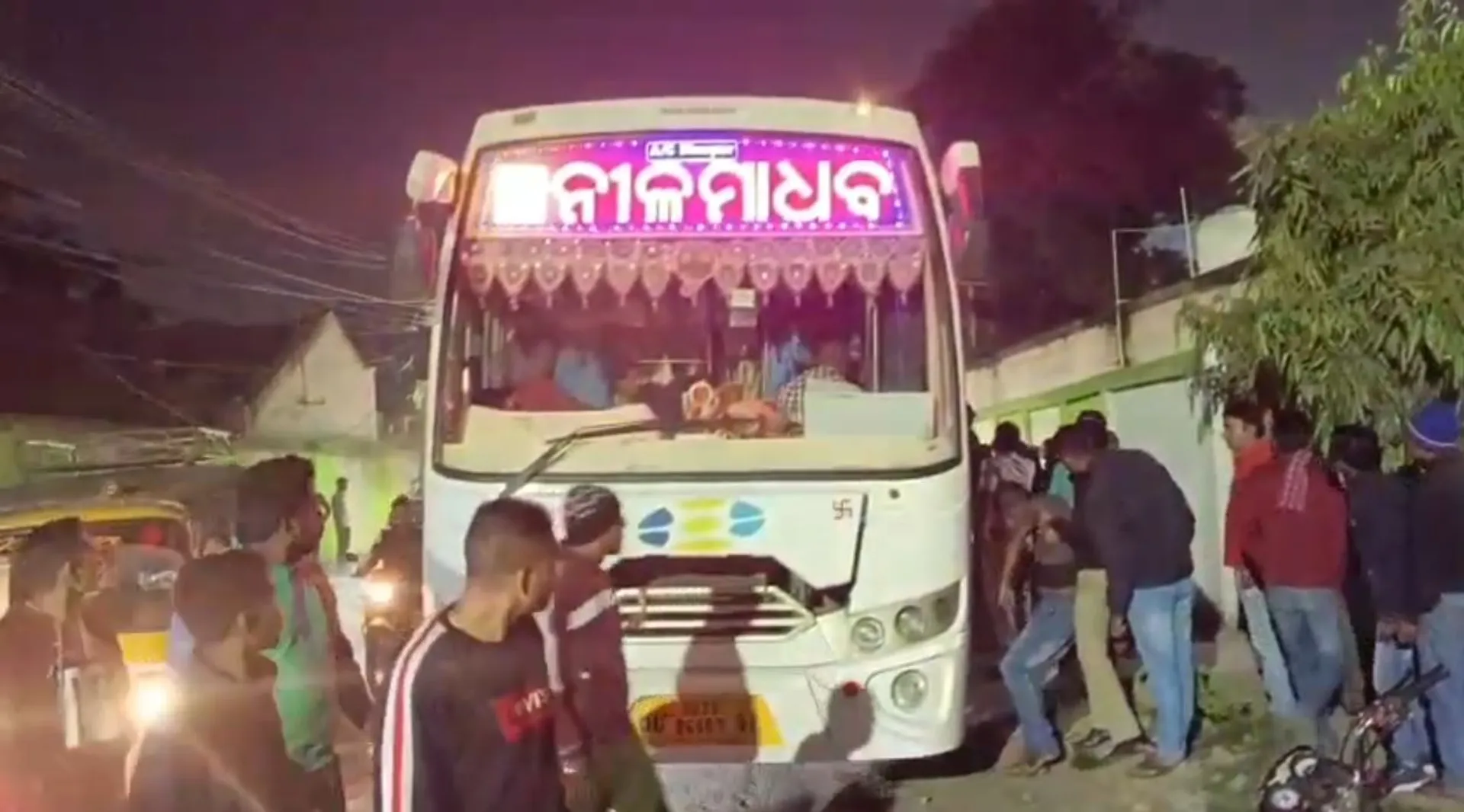 ଦୁର୍ଘଟଣାରେ ନାବାଳକ ମୃତ୍ୟୁକୁ ନେଇ ସମ୍ବଲପୁରରେ ଉତ୍ତେଜନା । ଉତ୍ୟକ୍ତ ଲୋକଙ୍କୁ ଘଉଡାଇବା ପାଇଁ ପୁଲିସର ଲାଠିଚାର୍ଜ । ଟୁରିଷ୍ଟ ବସ୍ ଧକ୍କାରେ ଗଲା ନାବାଳକର ଜୀବନ ।