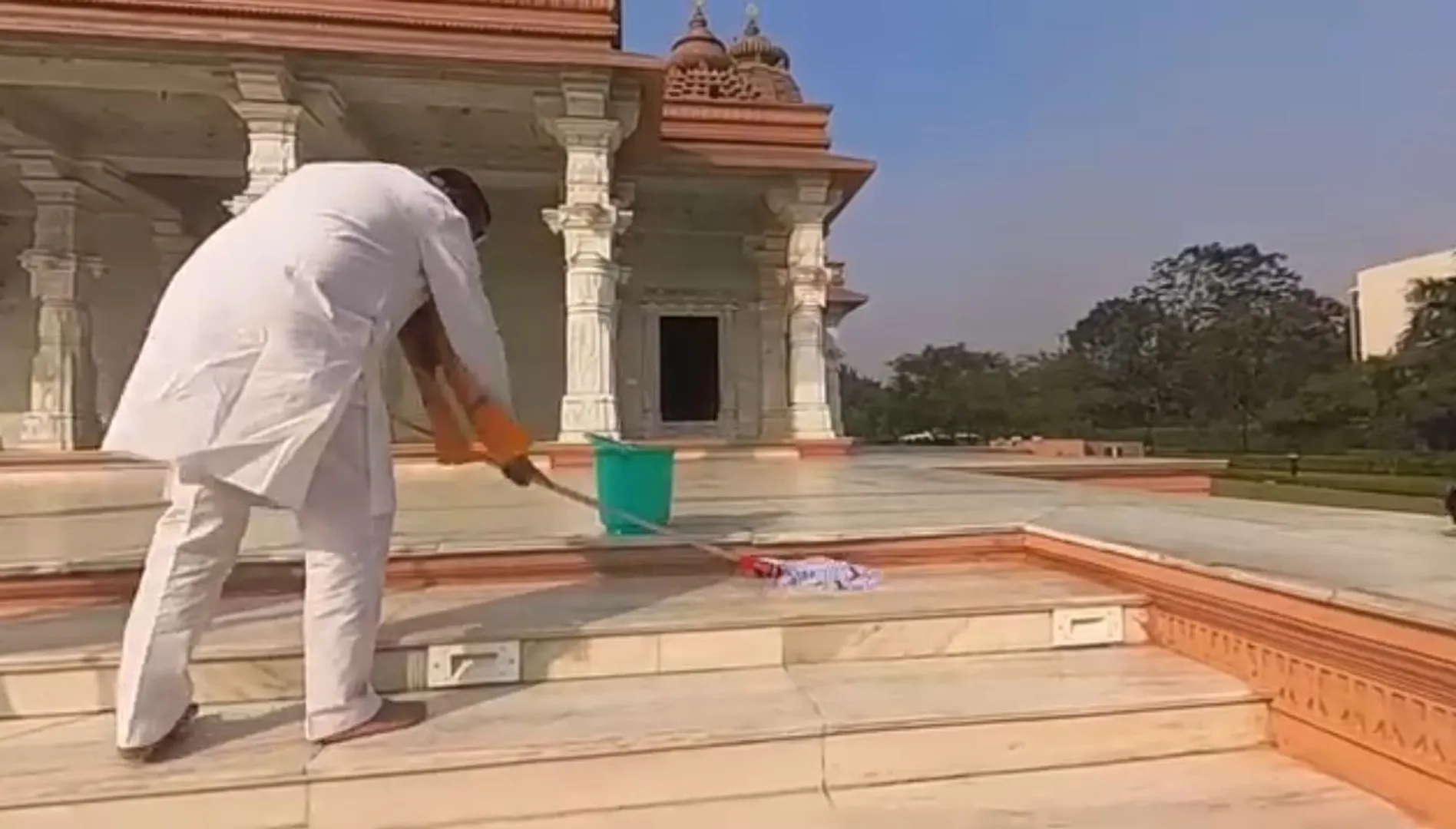 ମନ୍ଦିର ସଫା କଲେ କେନ୍ଦ୍ରମନ୍ତ୍ରୀ ଧର୍ମେନ୍ଦ୍ର ପ୍ରଧାନ । ଅନୁଗୁଳ ଜଗନ୍ନାଥ ମନ୍ଦିରରେ ପୋଛା ମାରିଲେ ଧର୍ମେନ୍ଦ୍ର ।