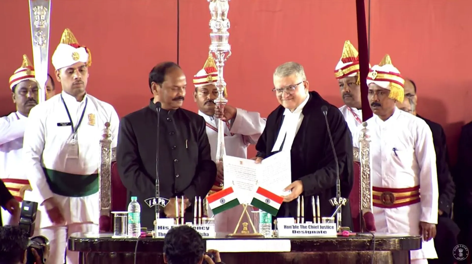 ଓଡ଼ିଶା ହାଇକୋର୍ଟର ମୁଖ୍ୟ ବିଚାରପତି ଭାବେ ଶପଥ ନେଲେ ଜଷ୍ଟିସ ଚକ୍ରଧାରୀ ଶରଣ ସିଂ । ଶପଥପାଠ କରାଇଲେ ରାଜ୍ୟପାଳ ରଘୁବର ଦାସ ।