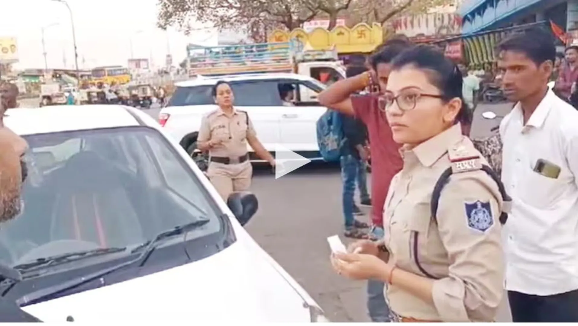 ବିନା ସିଟ୍ ବେଲ୍ଟରେ ବିଧାୟିକାଙ୍କ ପୁଅ ଚଳାଉଥିଲେ କାର । ବାଟରେ ଅଟକାଇଲା ଟ୍ରାଫିକ, ଘରକୁ ଫୋନ କରିବା ପରେ ମିଳିଲା ଏଭଳି ଜବାବ୍