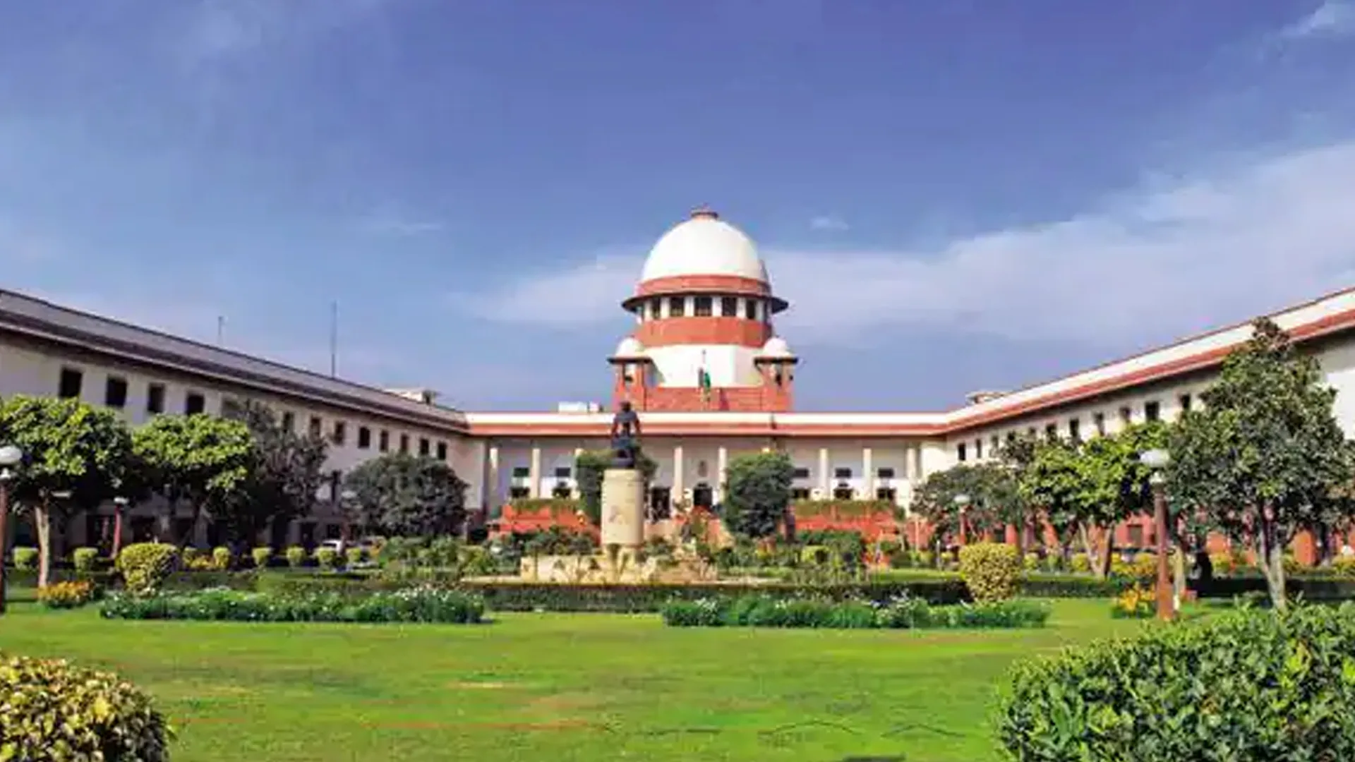 ରାଷ୍ଟ୍ରପତିଙ୍କ ବିରୋଧରେ ଅଭିଯୋଗ ନେଇ ସୁପ୍ରିମକୋର୍ଟ ପହଂଚିଲେ କେରଳ ସରକାର । କେନ୍ଦ୍ର ସରକାର, ରାଷ୍ଟ୍ରପତିଙ୍କ ସଚିବ ସମେତ ୪ ଜଣଙ୍କ ନାମରେ ଅଭିଯୋଗ