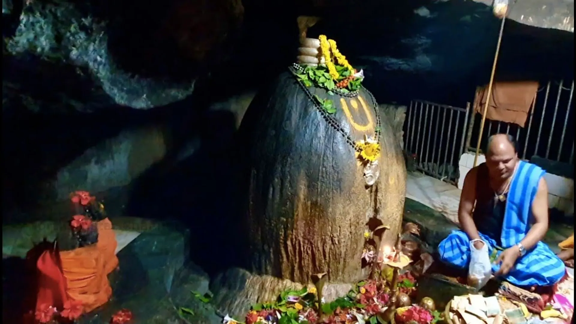 ଗୁପ୍ତେଶ୍ୱର ପୀଠରେ ମହାଶିବରାତ୍ରୀର ମାହୋଲ । ଦର୍ଶନ ପାଇଁ ବାବାଙ୍କ ନିକଟରେ ଭକ୍ତଙ୍କ ଭିଡ